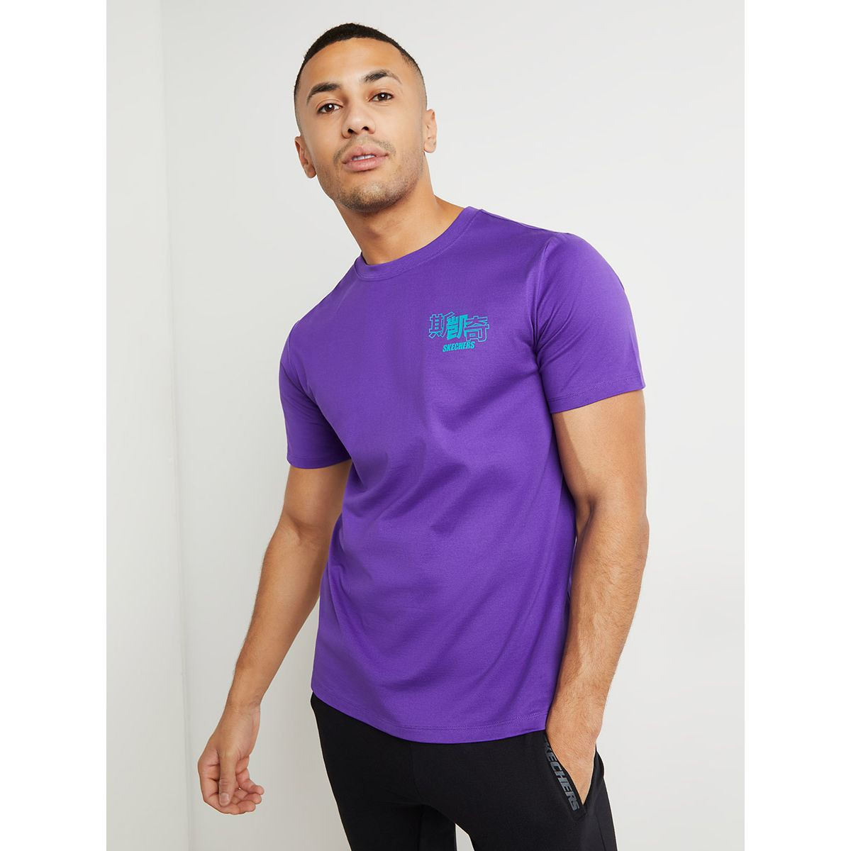تيشيرت باكمام قصيرة من سكيتشرز-men-clothing-sportswearandactivewear-tshirtsandpolos-image-1