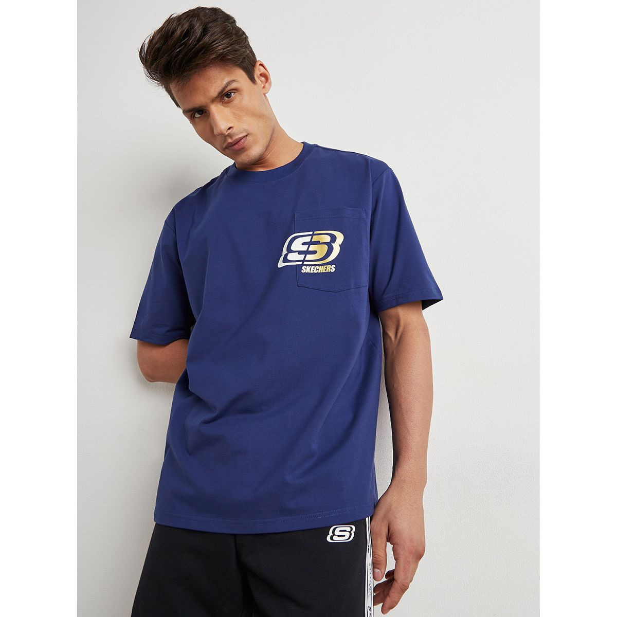 تيشيرت مطبوع بأكمام قصيرة من سكيتشرز-men-clothing-sportswearandactivewear-tshirtsandpolos-image-1