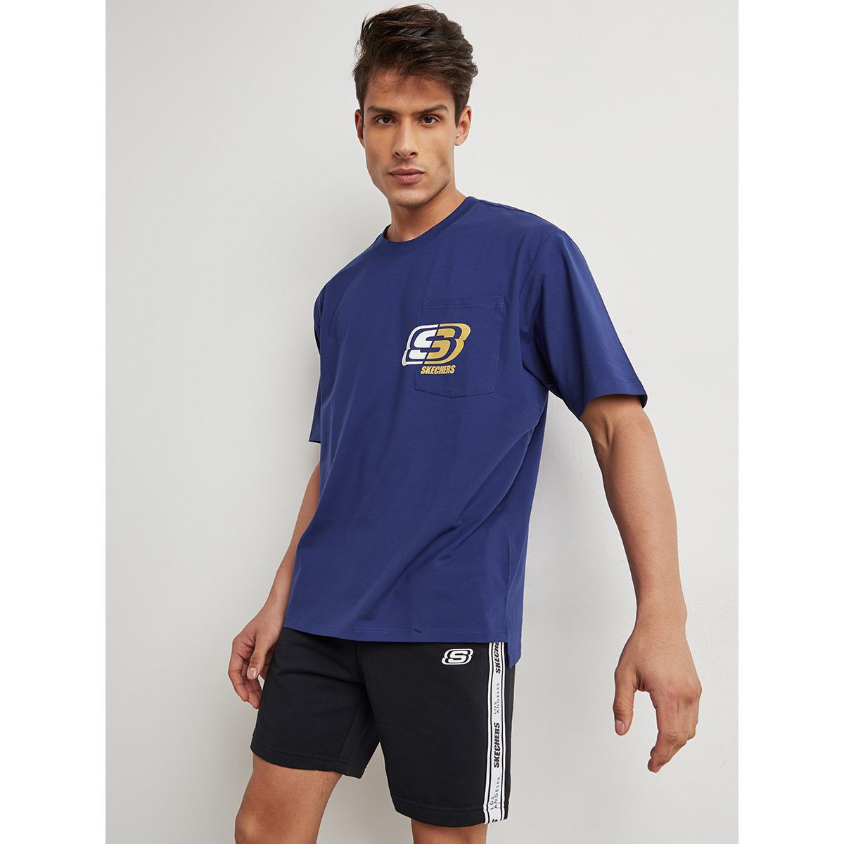 تيشيرت مطبوع بأكمام قصيرة من سكيتشرز-men-clothing-sportswearandactivewear-tshirtsandpolos-image-2