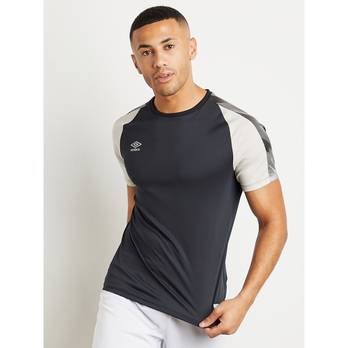 Umbro Contrast Raglan Sleeves Printed Training T-shirt-men-clothing-sportswearandactivewear-tshirtsandpolos-image-1
