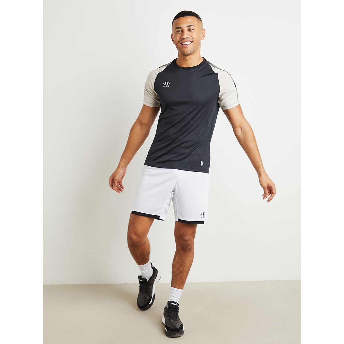 Umbro Contrast Raglan Sleeves Printed Training T-shirt-men-clothing-sportswearandactivewear-tshirtsandpolos-image-2