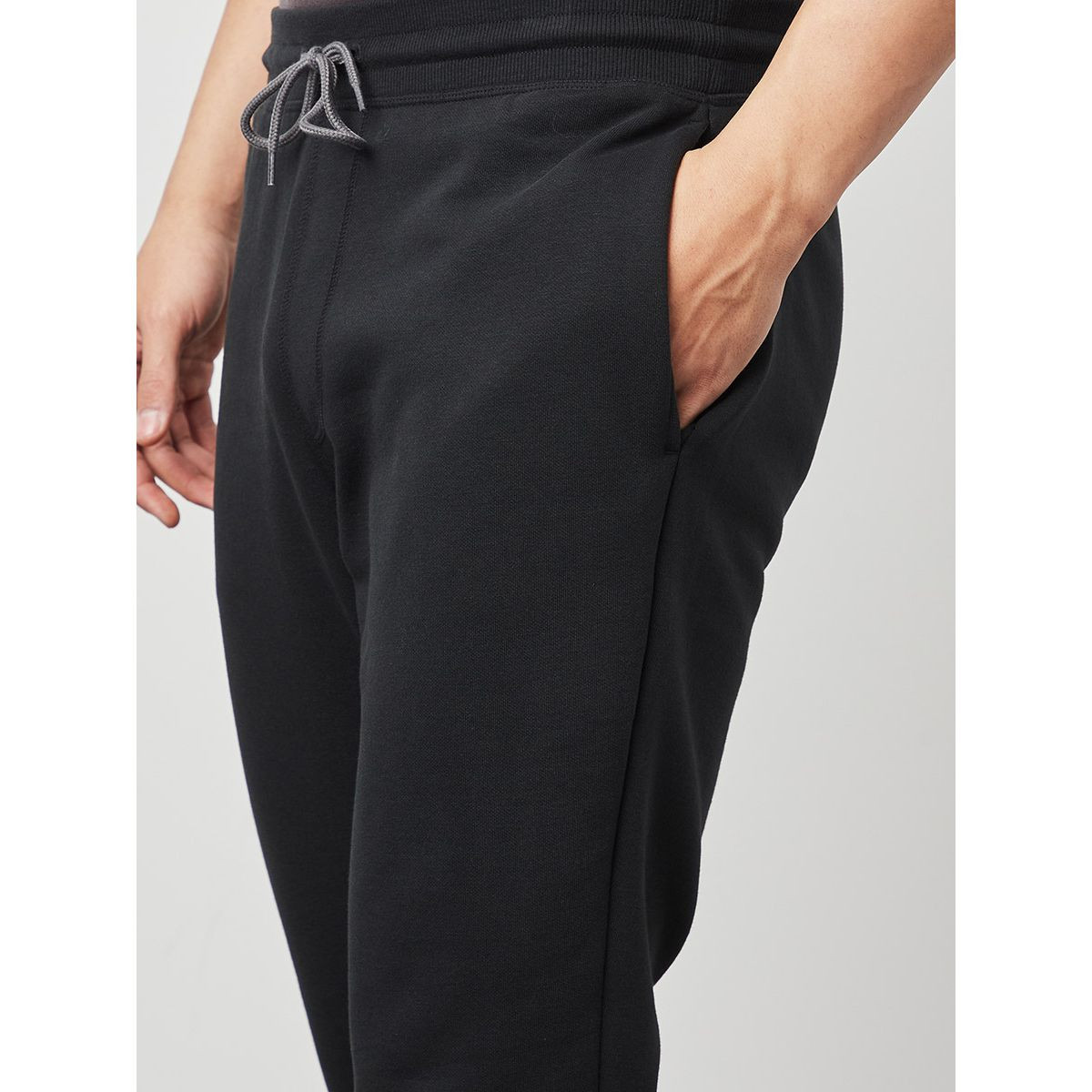 بنطال جوغر بشعار الماركة من ستايلي-men-clothing-bottoms-joggers-image-3
