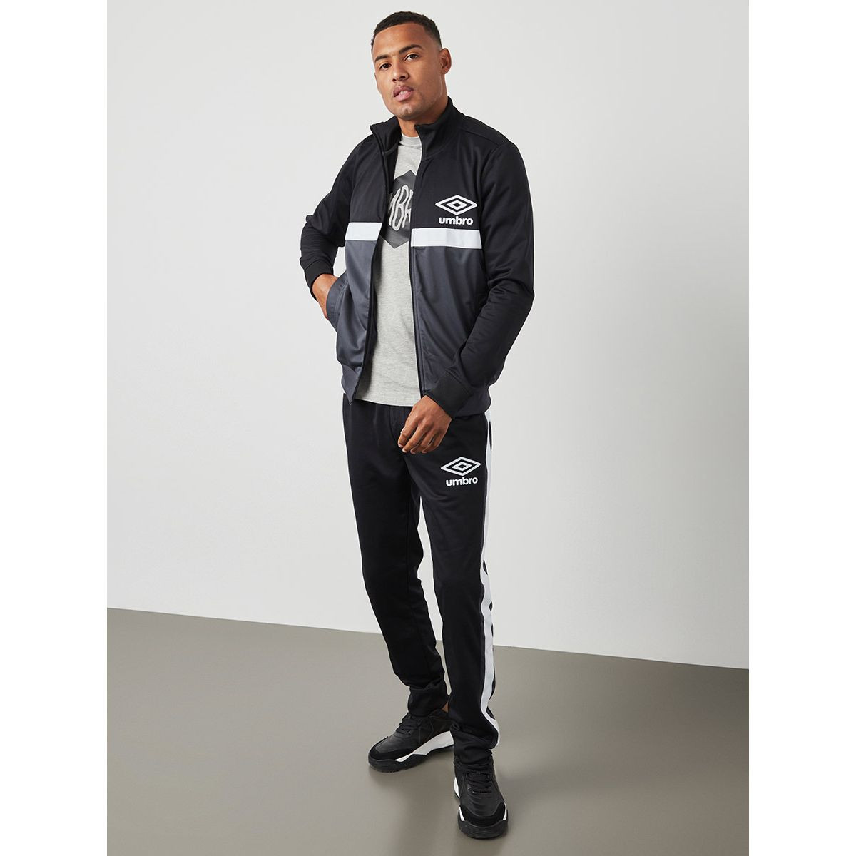 Umbro Coloblock Zip Through Long Sleeves Jacket-men-clothing-jacketsandblazers-jackets-image-2