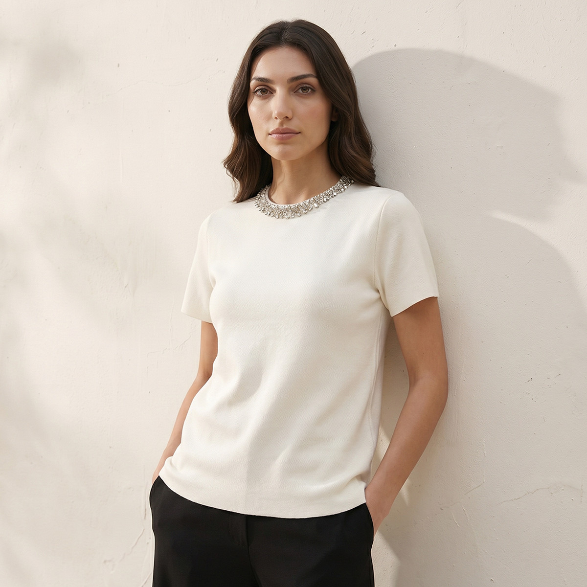بلوزة أنيقة بياقة مزينة بتفاصيل مرصعة من سبلاش-women-clothing-shirtsandblouses-blouses-image-1