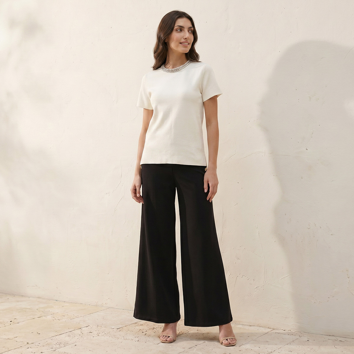 بلوزة أنيقة بياقة مزينة بتفاصيل مرصعة من سبلاش-women-clothing-shirtsandblouses-blouses-image-3