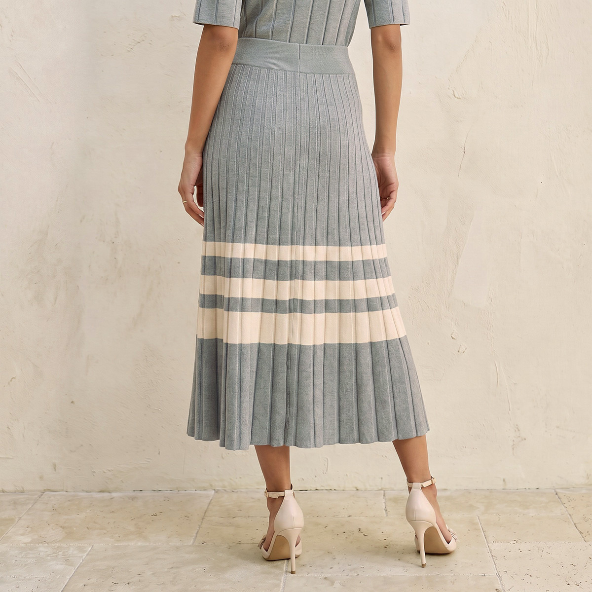 تنورة بكسرات وخصر مطاطي  من سمارت من سبلاش-women-clothing-skirts-image-4