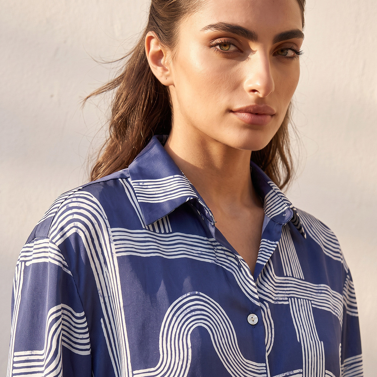 قميص ساتان بطبعات من سبلاش سمارت-women-clothing-shirtsandblouses-shirts-image-2
