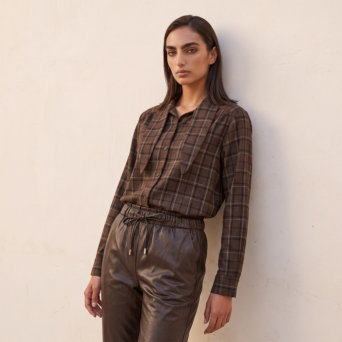 قميص كاروهات بتفاصيل ياقة وشاح وقصة عادية من سبلاش سمارت-women-clothing-shirtsandblouses-shirts-image-1