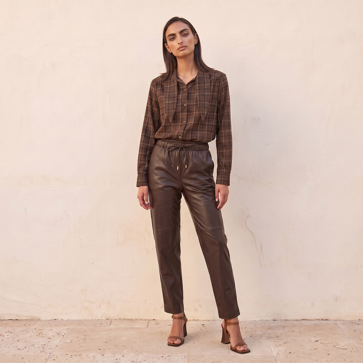 قميص كاروهات بتفاصيل ياقة وشاح وقصة عادية من سبلاش سمارت-women-clothing-shirtsandblouses-shirts-image-2