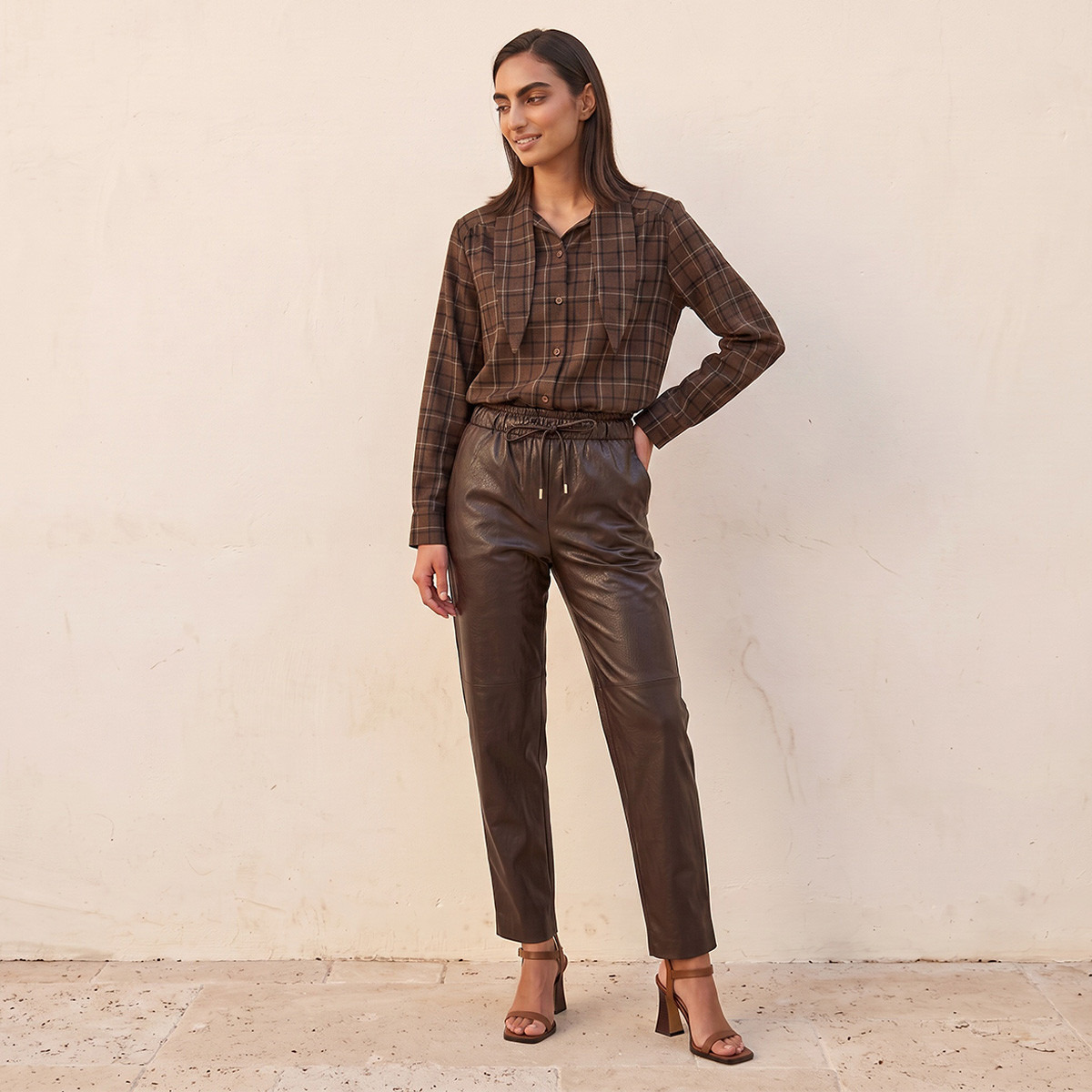 قميص كاروهات بتفاصيل ياقة وشاح وقصة عادية من سبلاش سمارت-women-clothing-shirtsandblouses-shirts-image-4