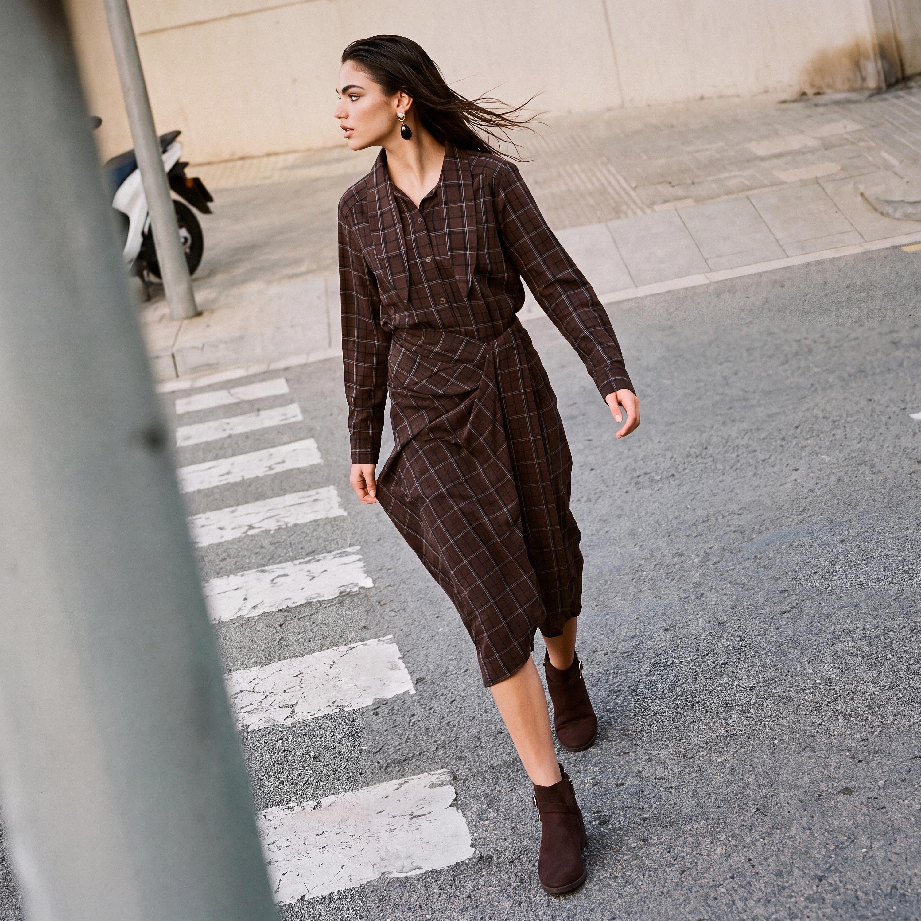 قميص كاروهات بتفاصيل ياقة وشاح وقصة عادية من سبلاش سمارت-women-clothing-shirtsandblouses-shirts-image-1