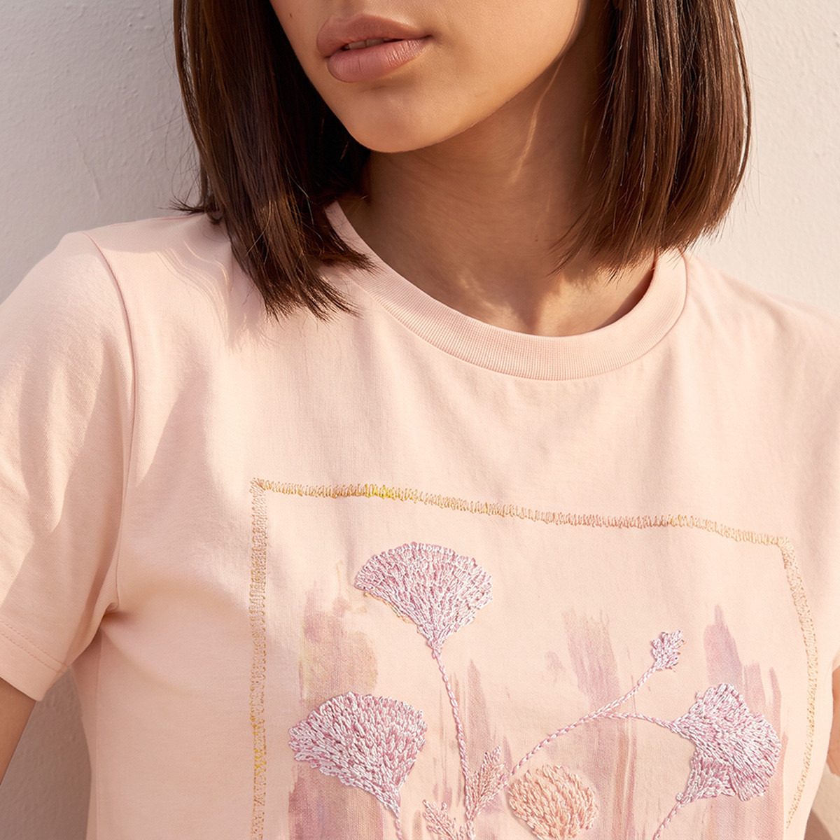 تيشيرت قطن بقصة مريحة وتطريز من سمارت من سبلاش-women-clothing-tshirts-image-4