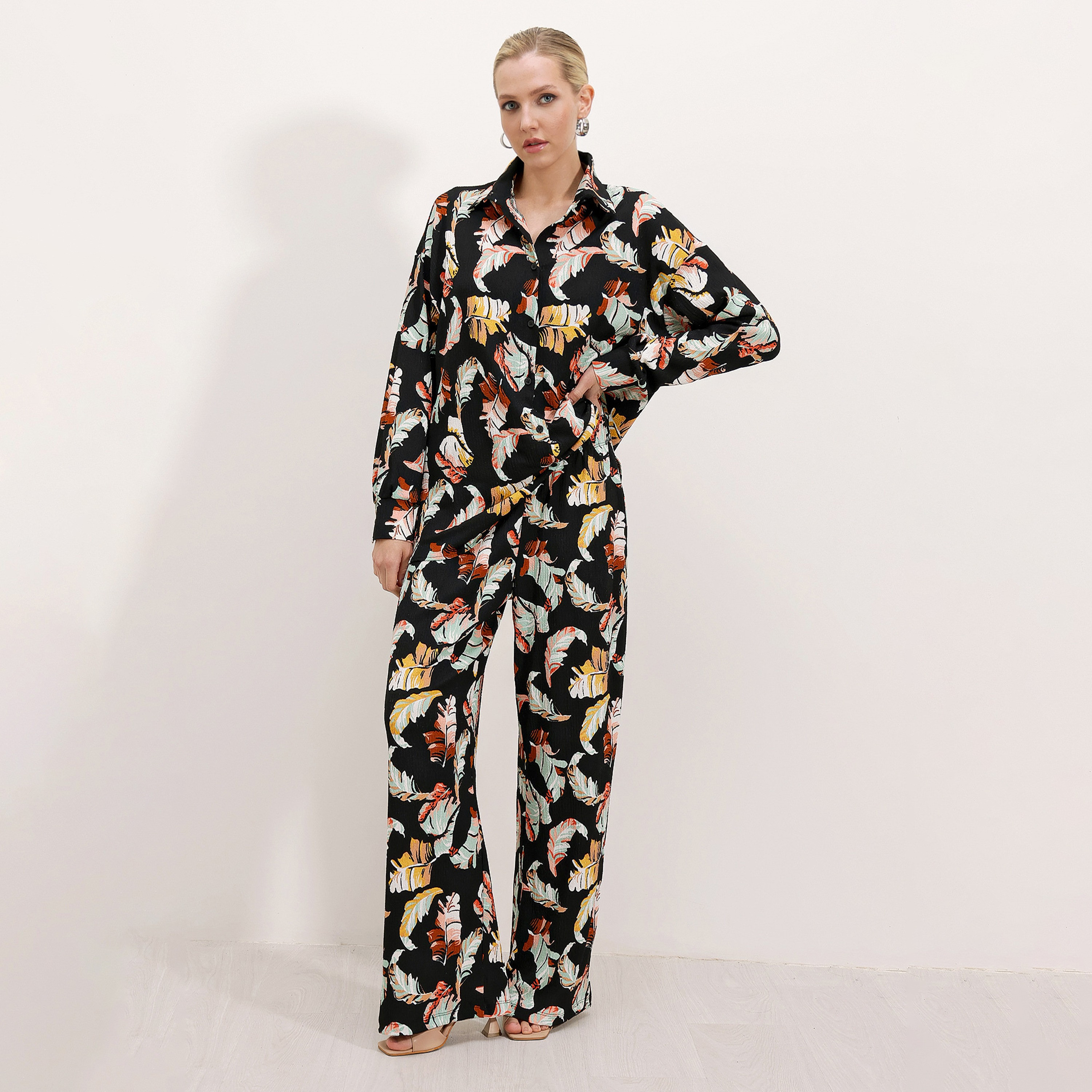 طقم نسائي بطبعة نباتية، قميص بأكمام منسدلة وسروال من بيجدارت-women-clothing-coordsets-image-1
