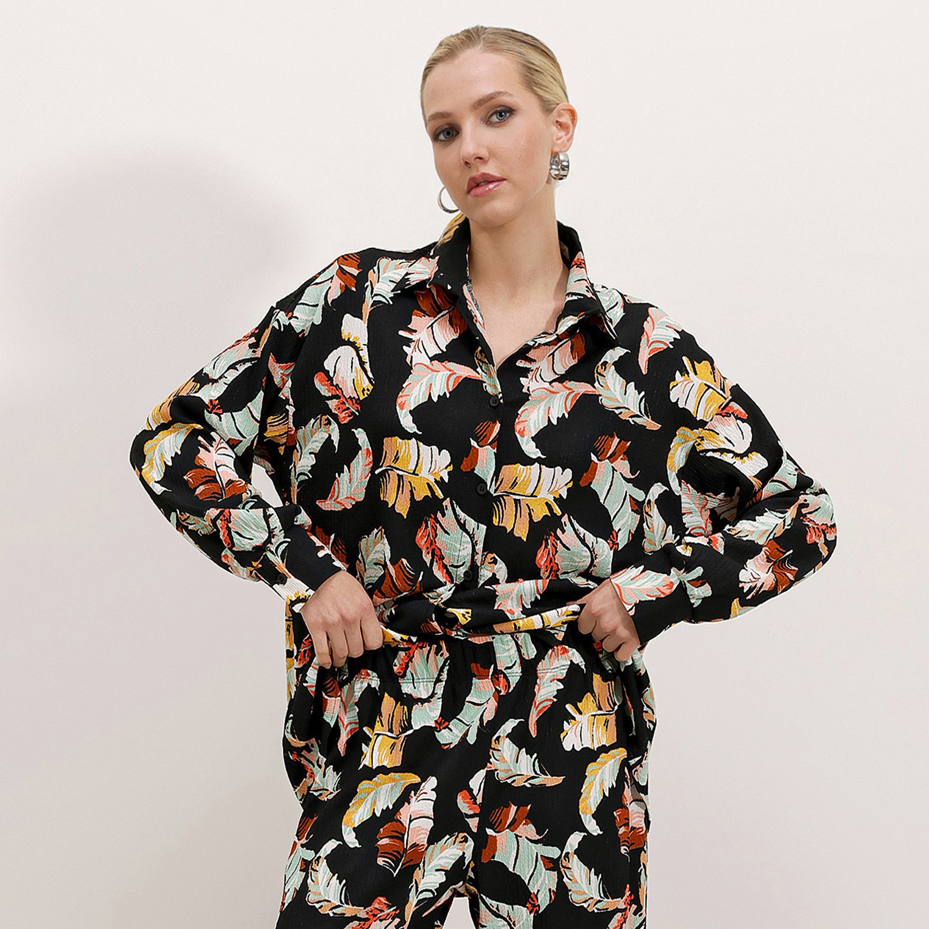 طقم نسائي بطبعة نباتية، قميص بأكمام منسدلة وسروال من بيجدارت-women-clothing-coordsets-image-2