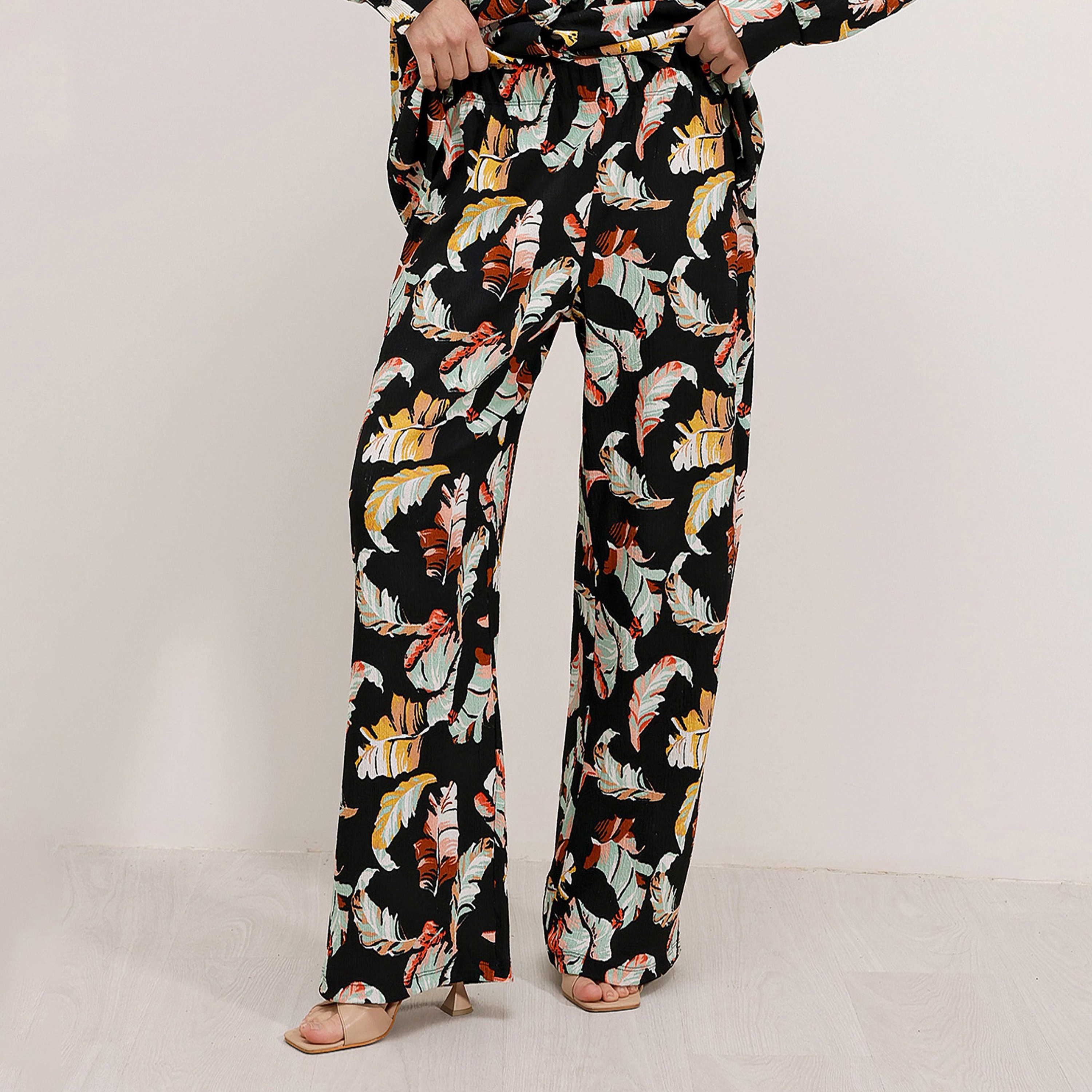 طقم نسائي بطبعة نباتية، قميص بأكمام منسدلة وسروال من بيجدارت-women-clothing-coordsets-image-3