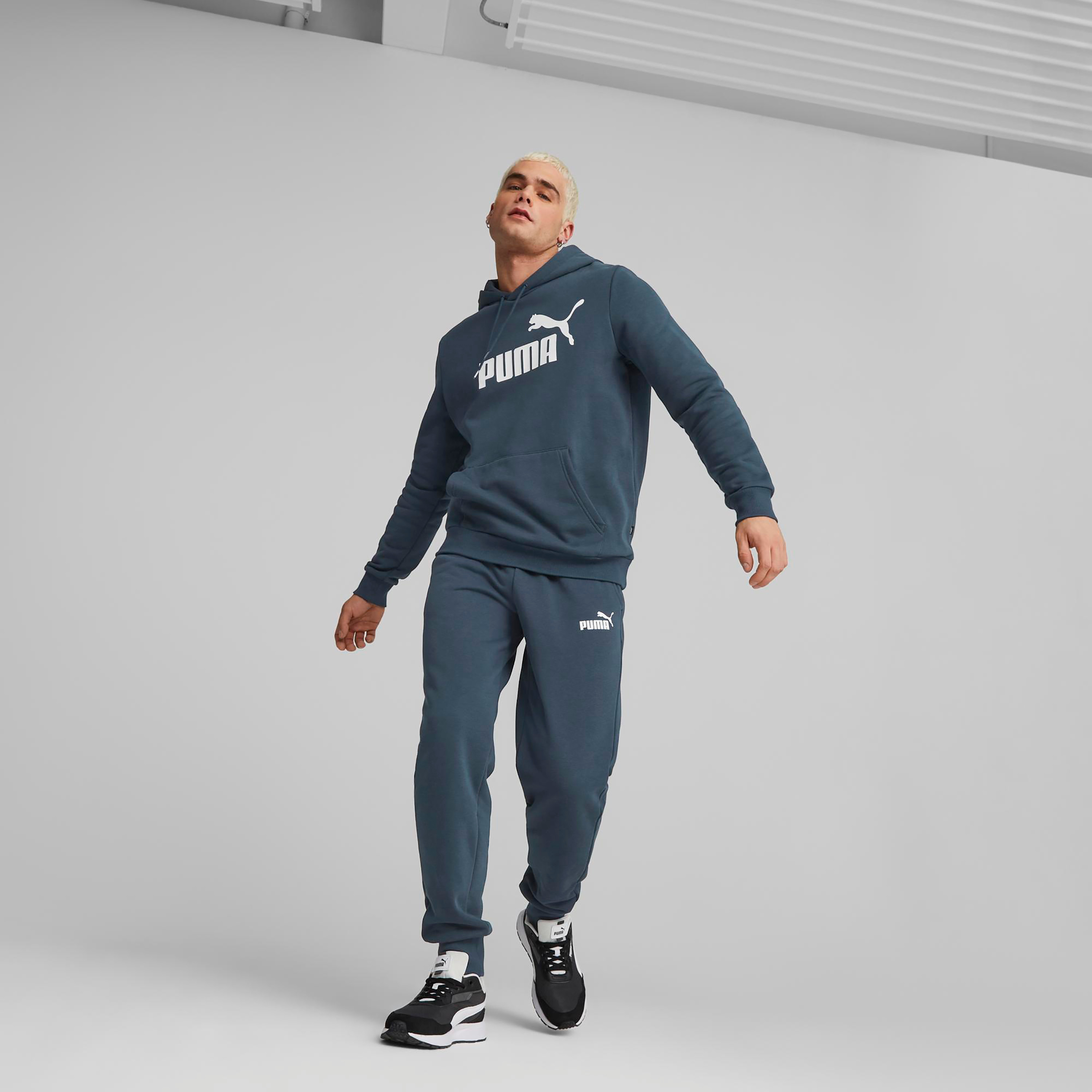 بنطال من بوما إسنشيال لوجو للرجال 58671561-men-clothing-bottoms-joggers-image-2