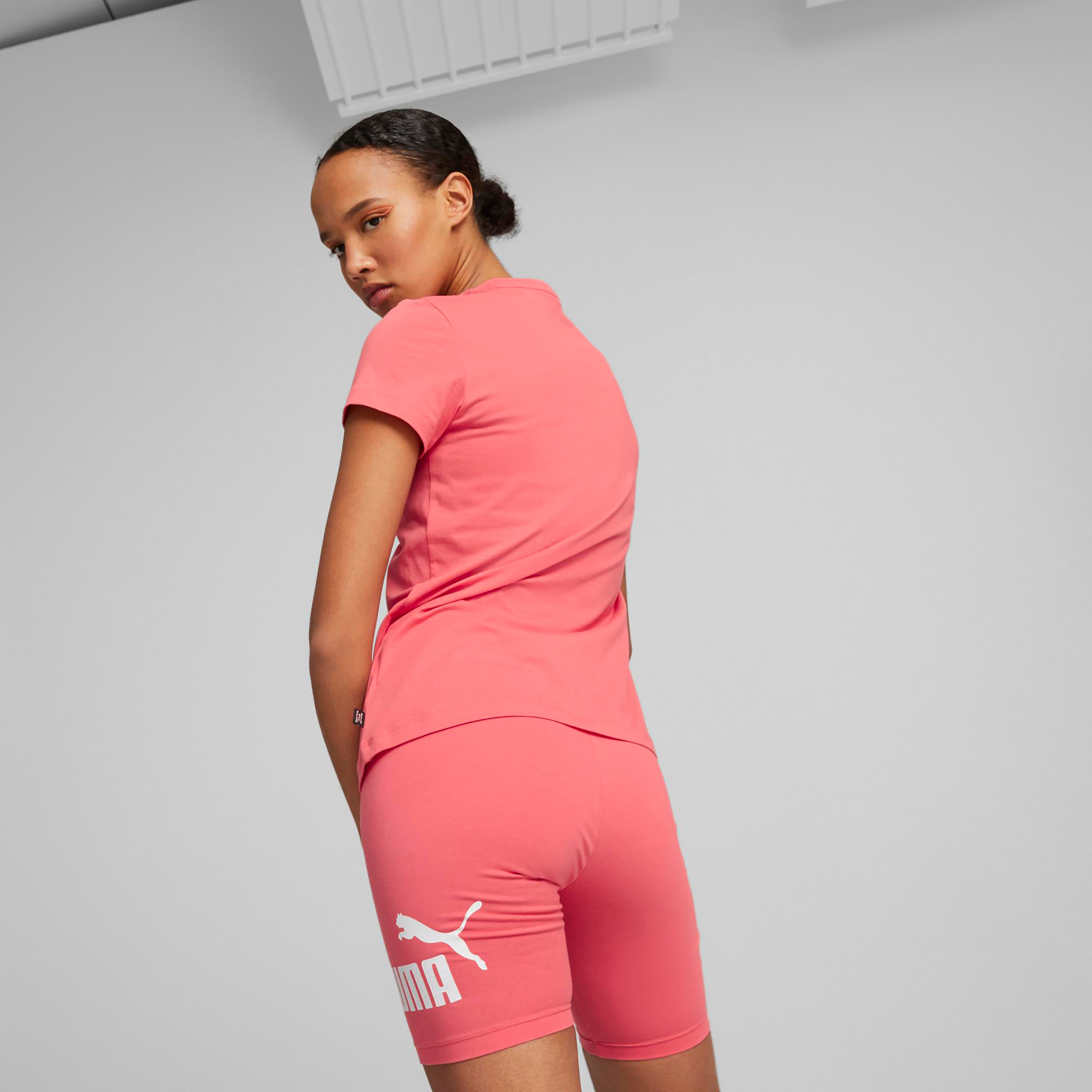 بوما تي شيرت اسينشالز بشعار للنساء 586775 |OE-women-clothing-tshirts-image-2