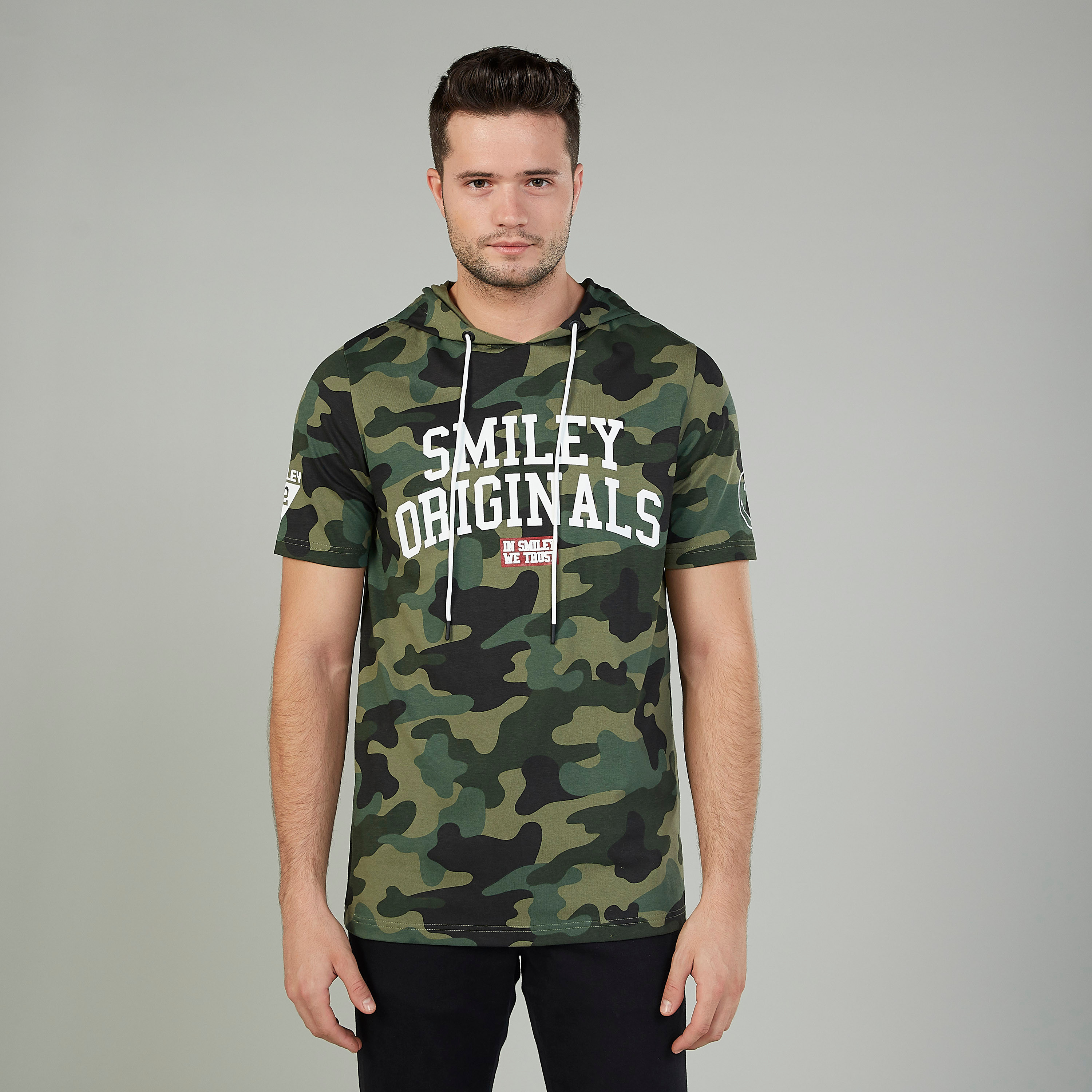 تيشيرت بأكمام قصيرة وقبعة وطبعات سمايلي وورلد-men-clothing-tshirtsandpolos-tshirts-image-1