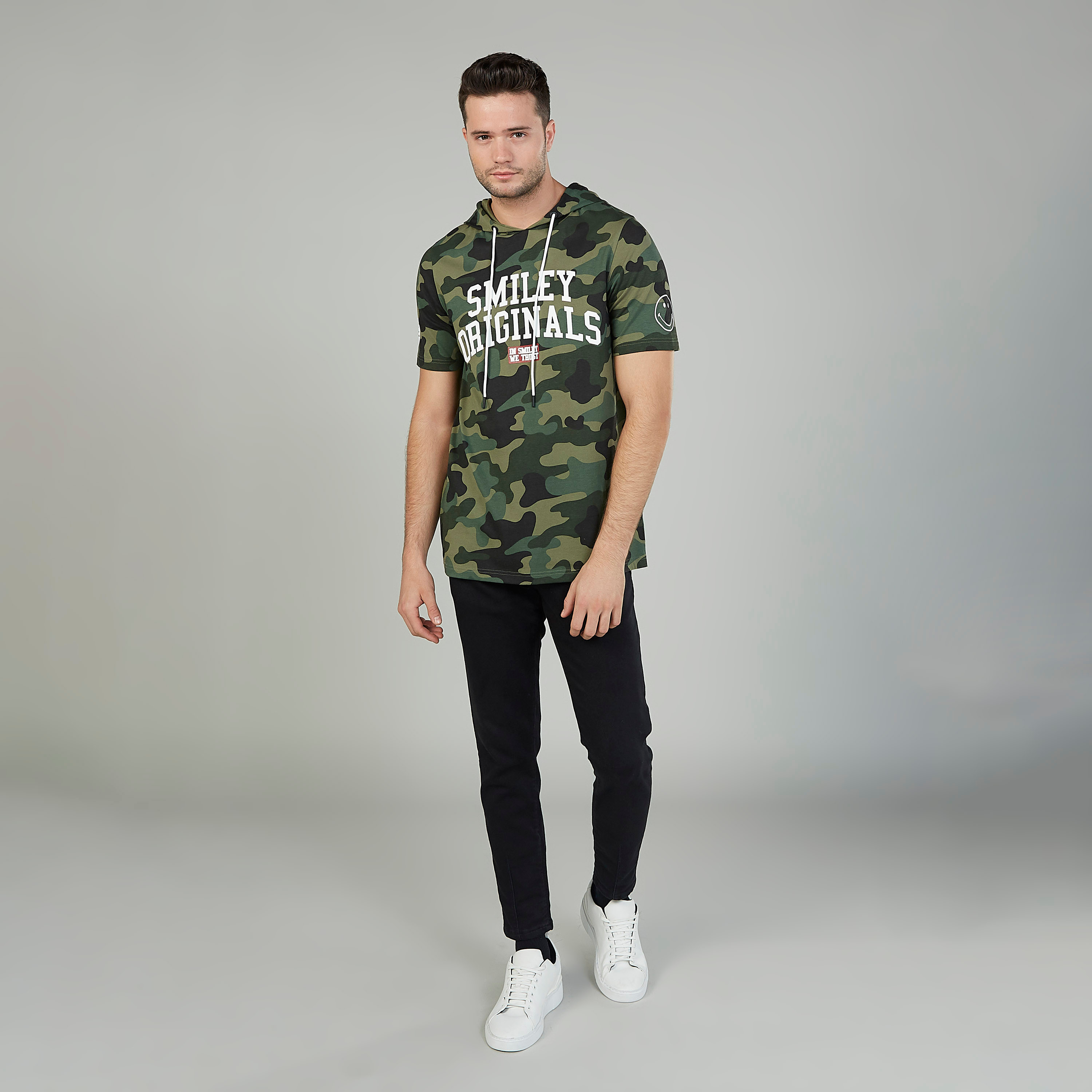 تيشيرت بأكمام قصيرة وقبعة وطبعات سمايلي وورلد-men-clothing-tshirtsandpolos-tshirts-image-2
