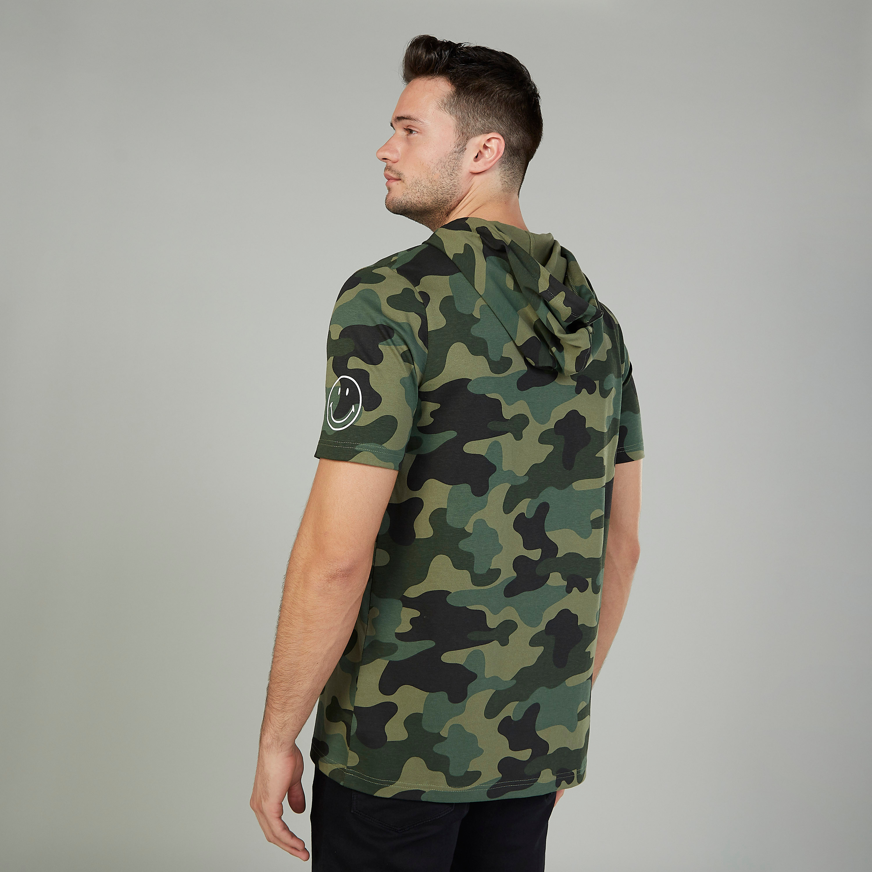 تيشيرت بأكمام قصيرة وقبعة وطبعات سمايلي وورلد-men-clothing-tshirtsandpolos-tshirts-image-4