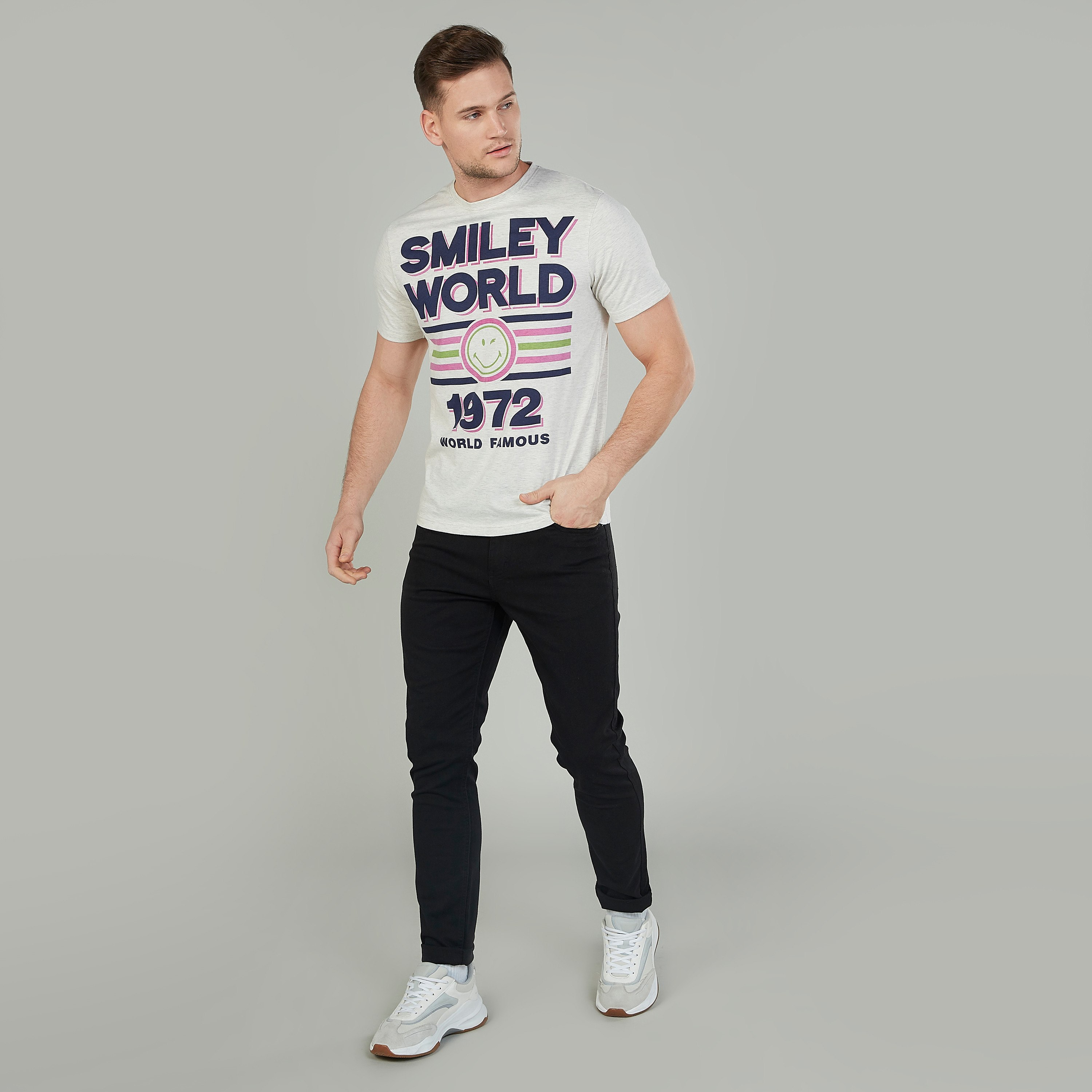 تيشيرت بياقة ضيّقة وأكمام قصيرة وطبعات سمايلي وورلد-men-clothing-tshirtsandpolos-tshirts-image-2