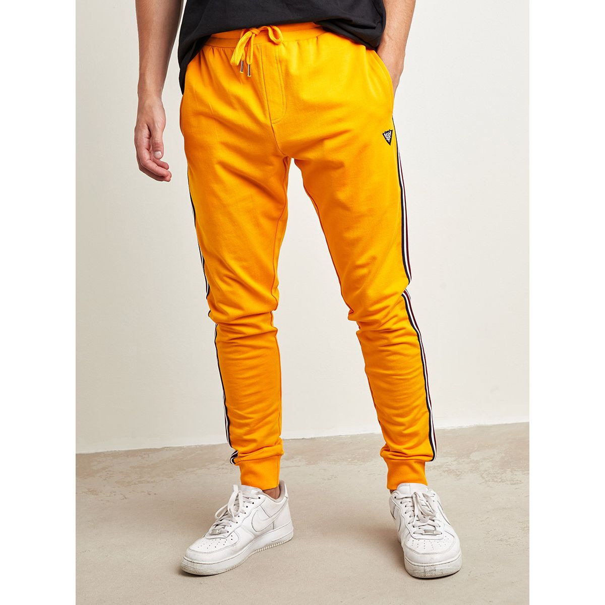 بنطلون رياضي بخط جانبي-men-clothing-bottoms-joggers-image-4