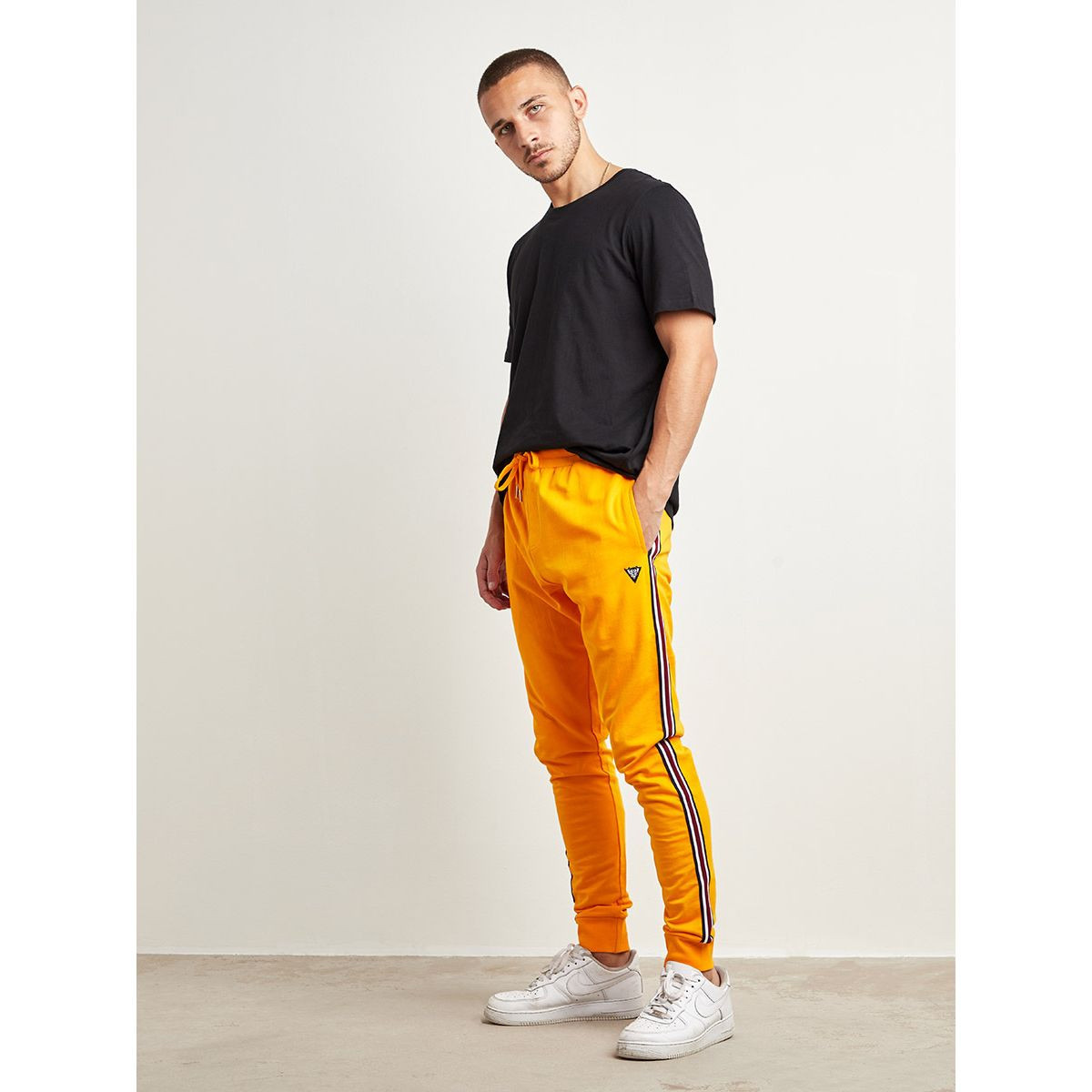 بنطلون رياضي بخط جانبي-men-clothing-bottoms-joggers-image-3