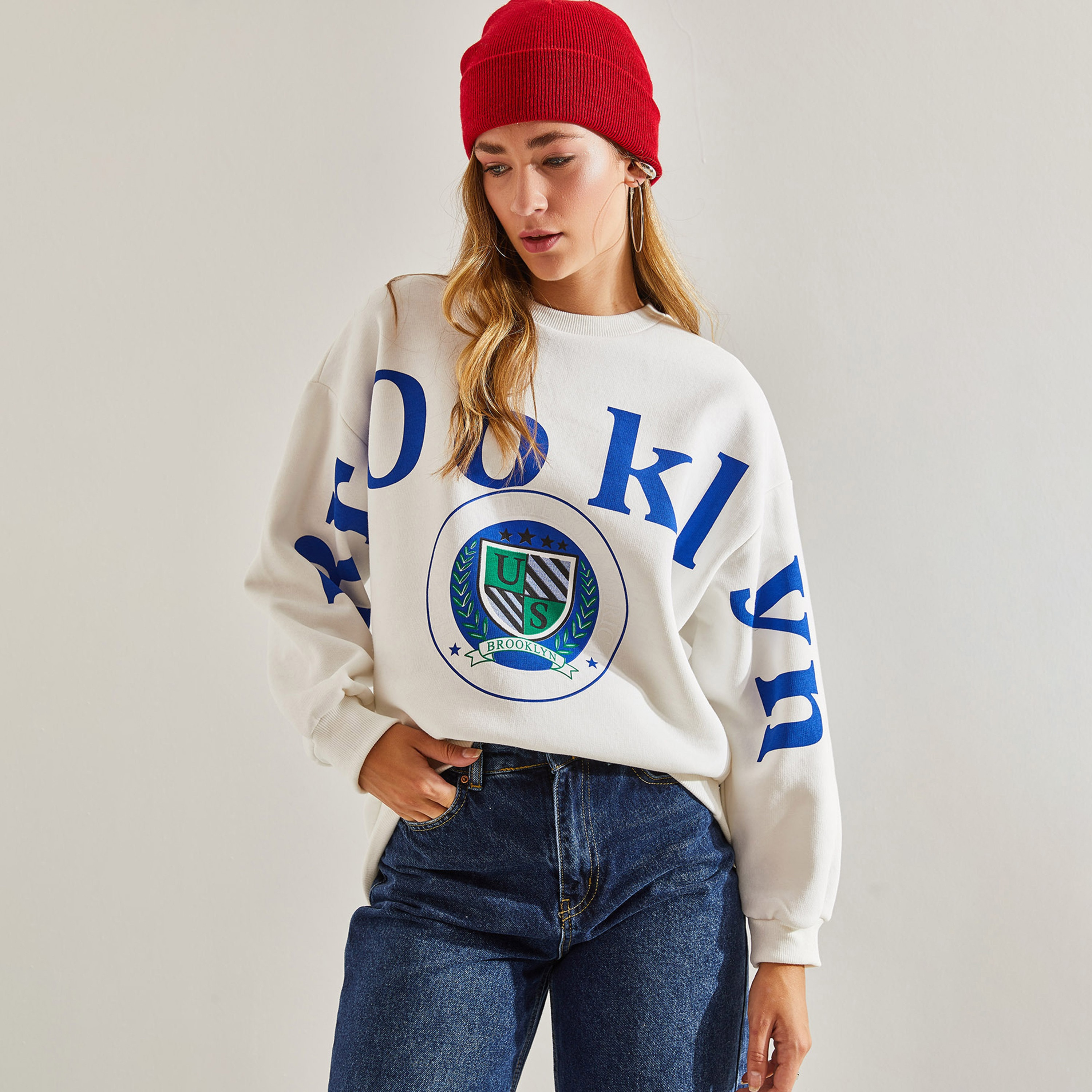 سويت شيرت نسائي باللون الأبيض بطبعة نص من بيانكو لوتشي-women-winterwear-hoodiesandsweatshirts-sweatshirts-image-4
