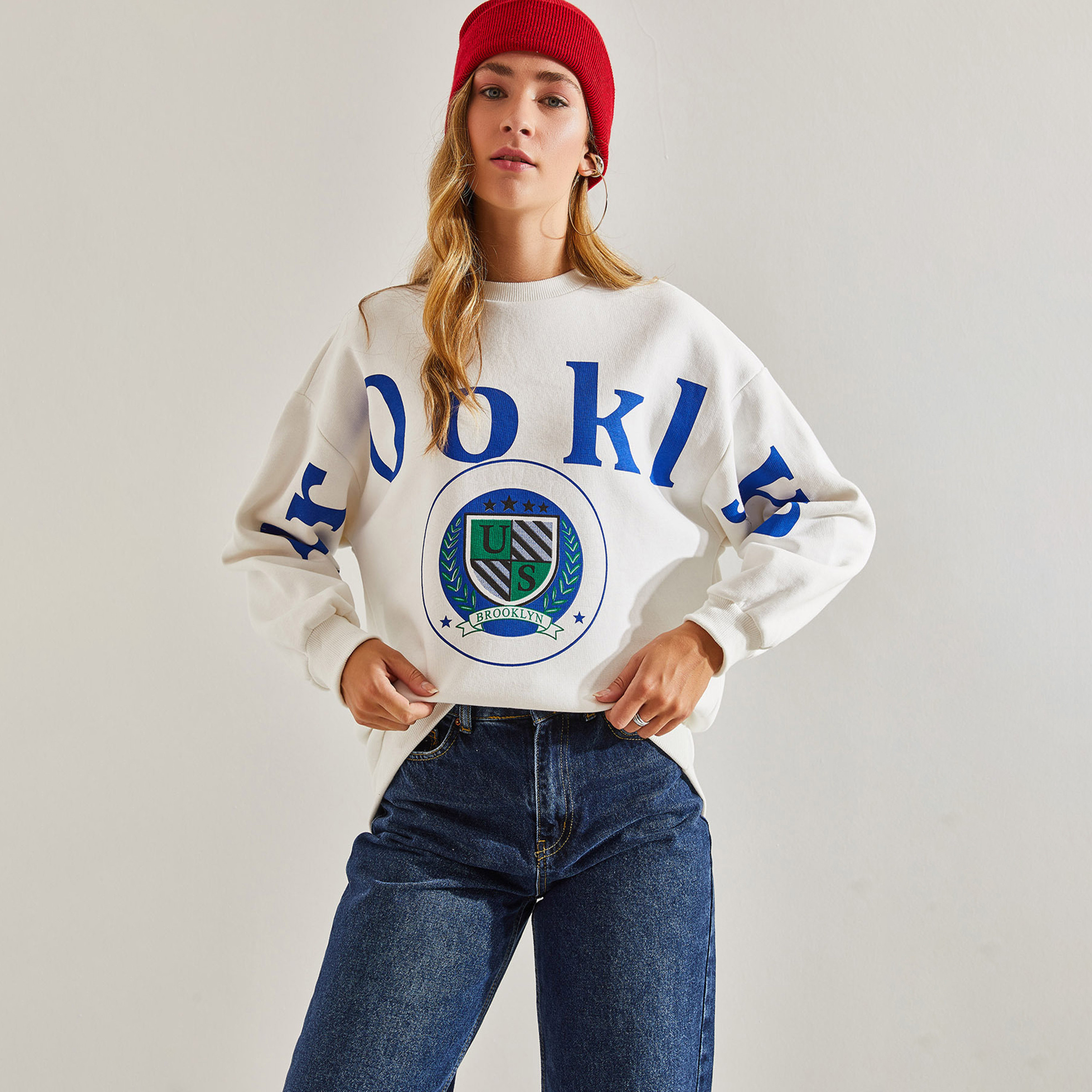 سويت شيرت نسائي باللون الأبيض بطبعة نص من بيانكو لوتشي-women-winterwear-hoodiesandsweatshirts-sweatshirts-image-2