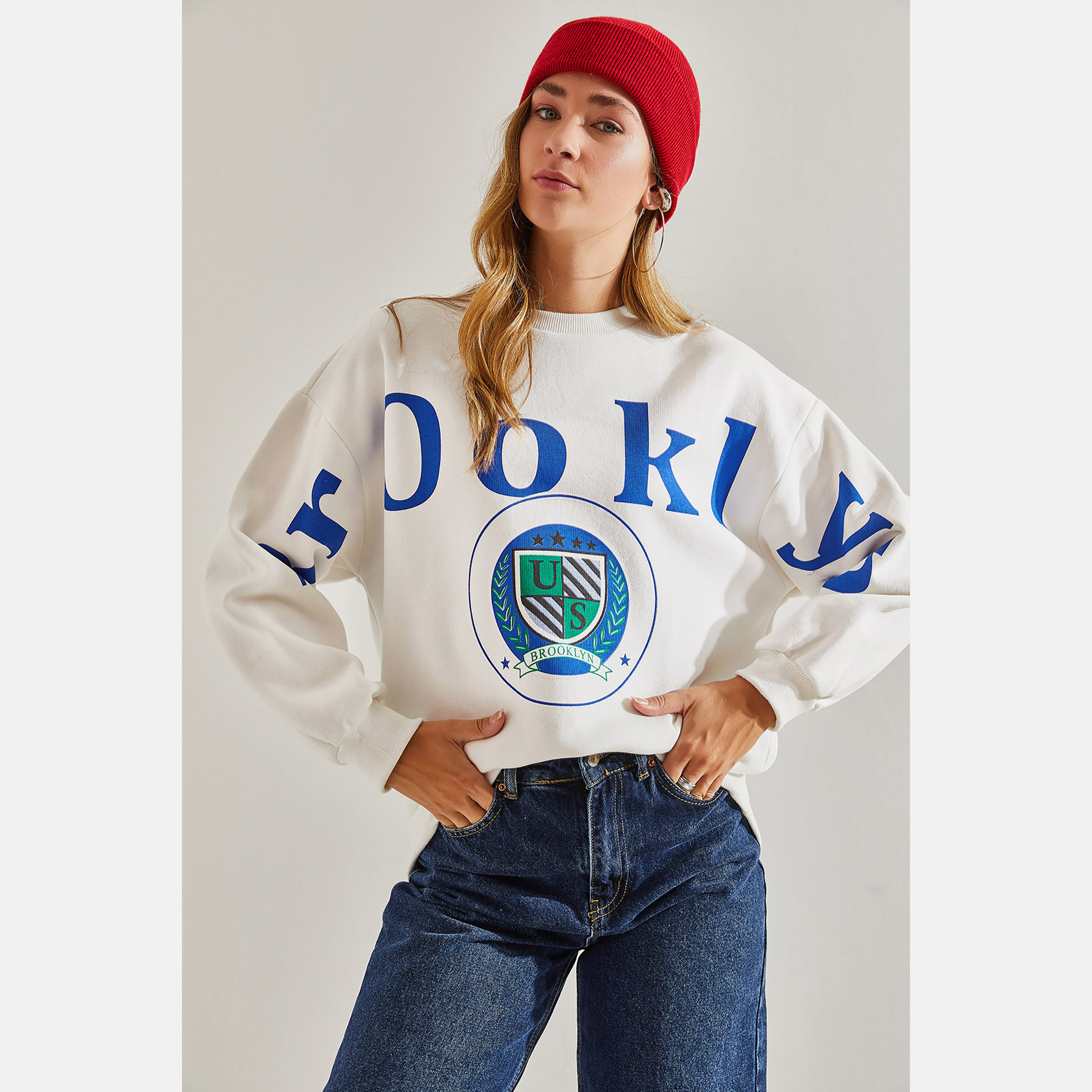 سويت شيرت نسائي باللون الأبيض بطبعة نص من بيانكو لوتشي-women-winterwear-hoodiesandsweatshirts-sweatshirts-image-1