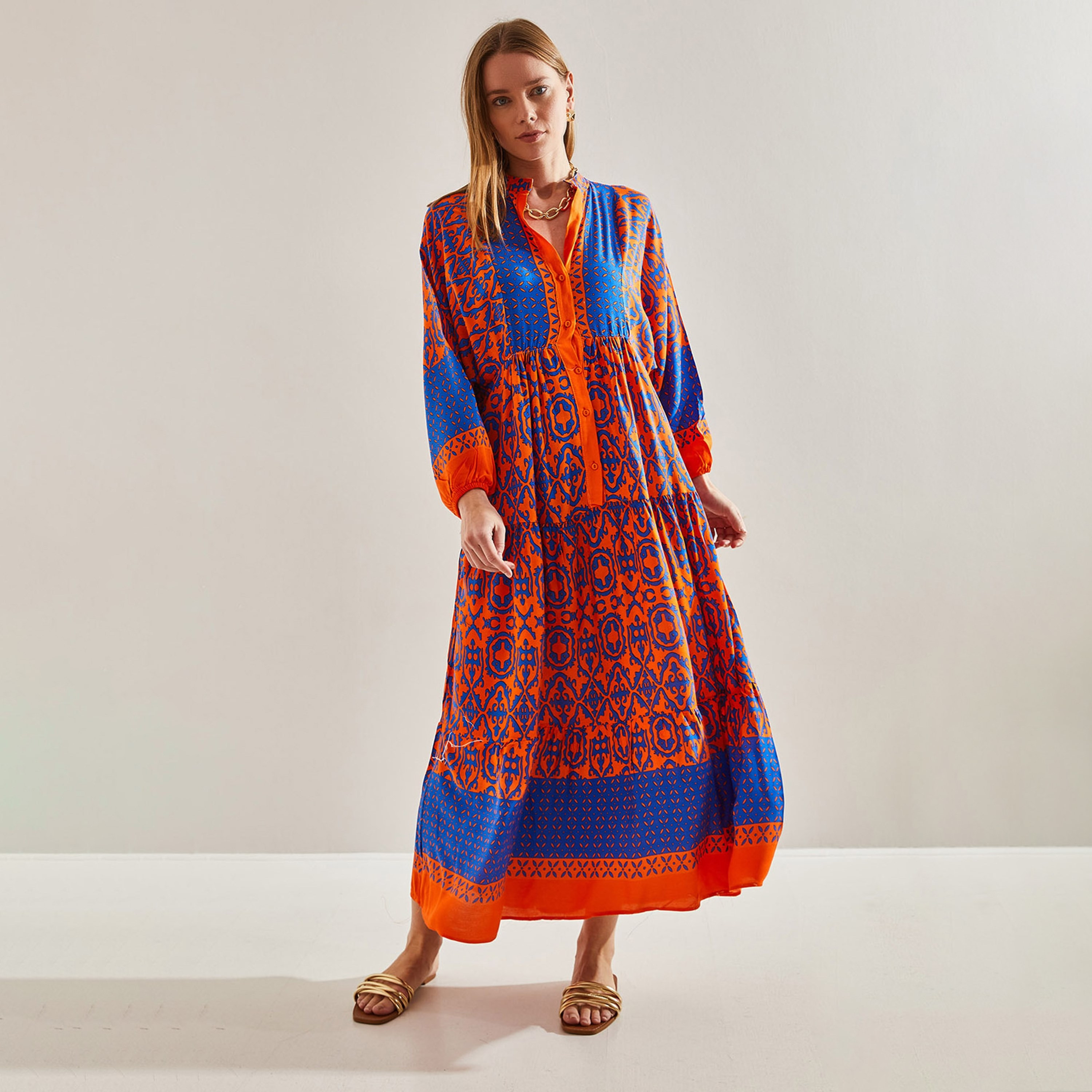 فستان ماكسي متعدد الطبقات بأكمام مرنة موتيفس ماندارين للنساء من بيانكو لوتشي-women-clothing-dresses-image-1