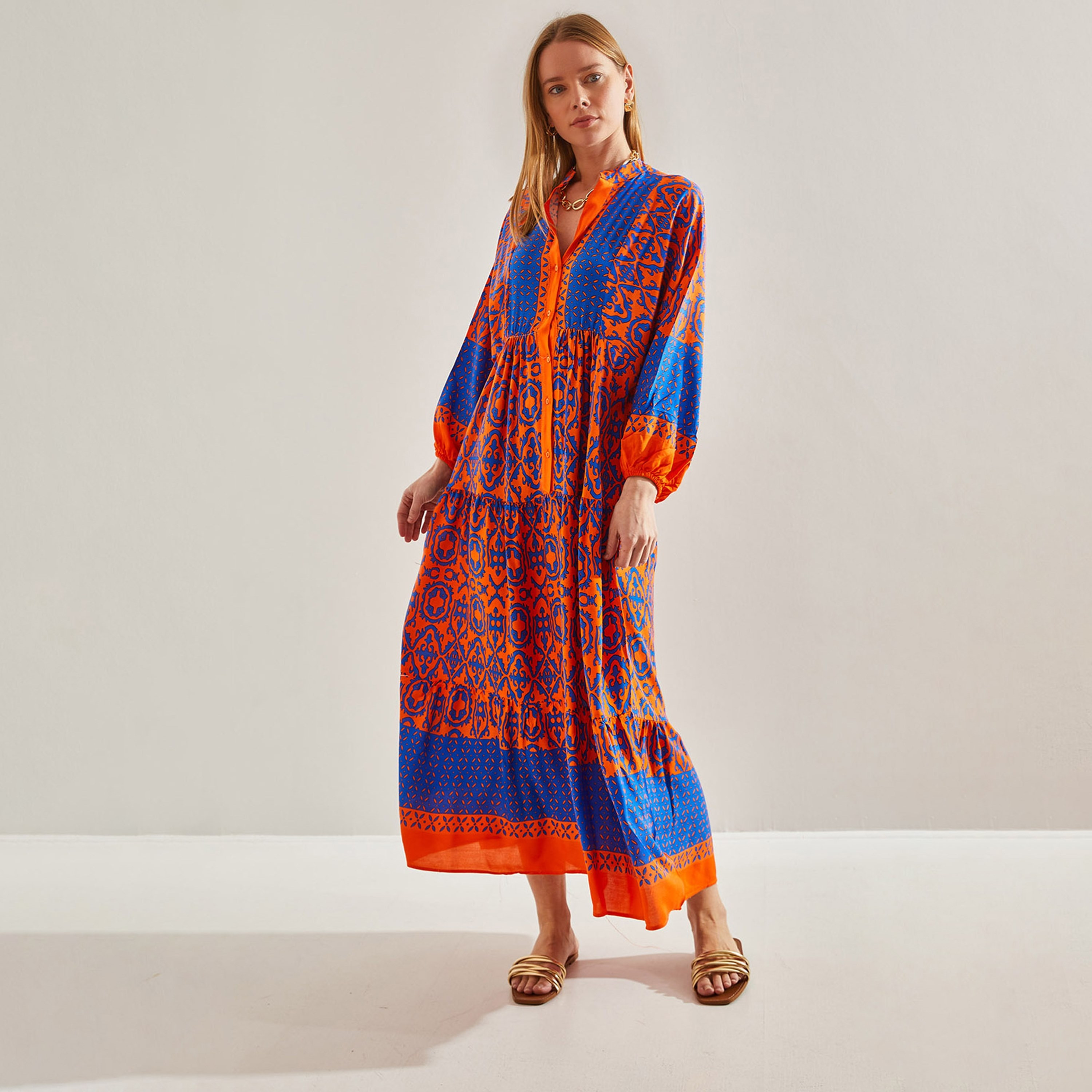 فستان ماكسي متعدد الطبقات بأكمام مرنة موتيفس ماندارين للنساء من بيانكو لوتشي-women-clothing-dresses-image-2