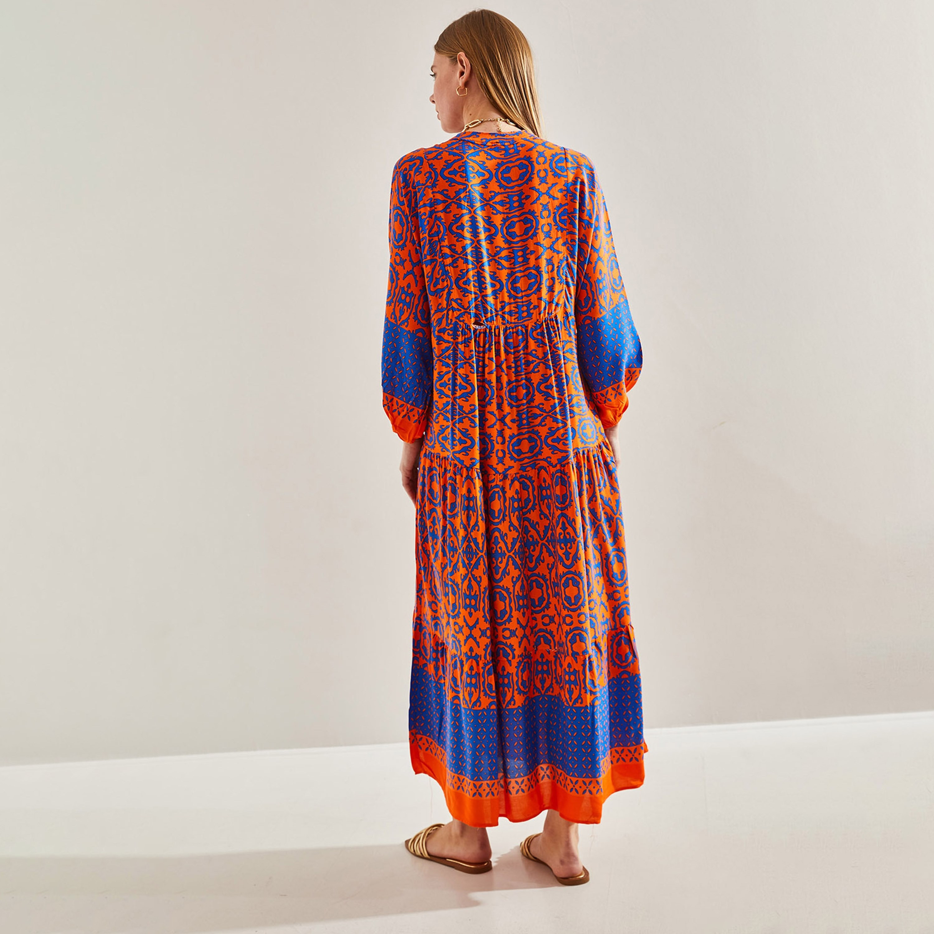 فستان ماكسي متعدد الطبقات بأكمام مرنة موتيفس ماندارين للنساء من بيانكو لوتشي-women-clothing-dresses-image-3
