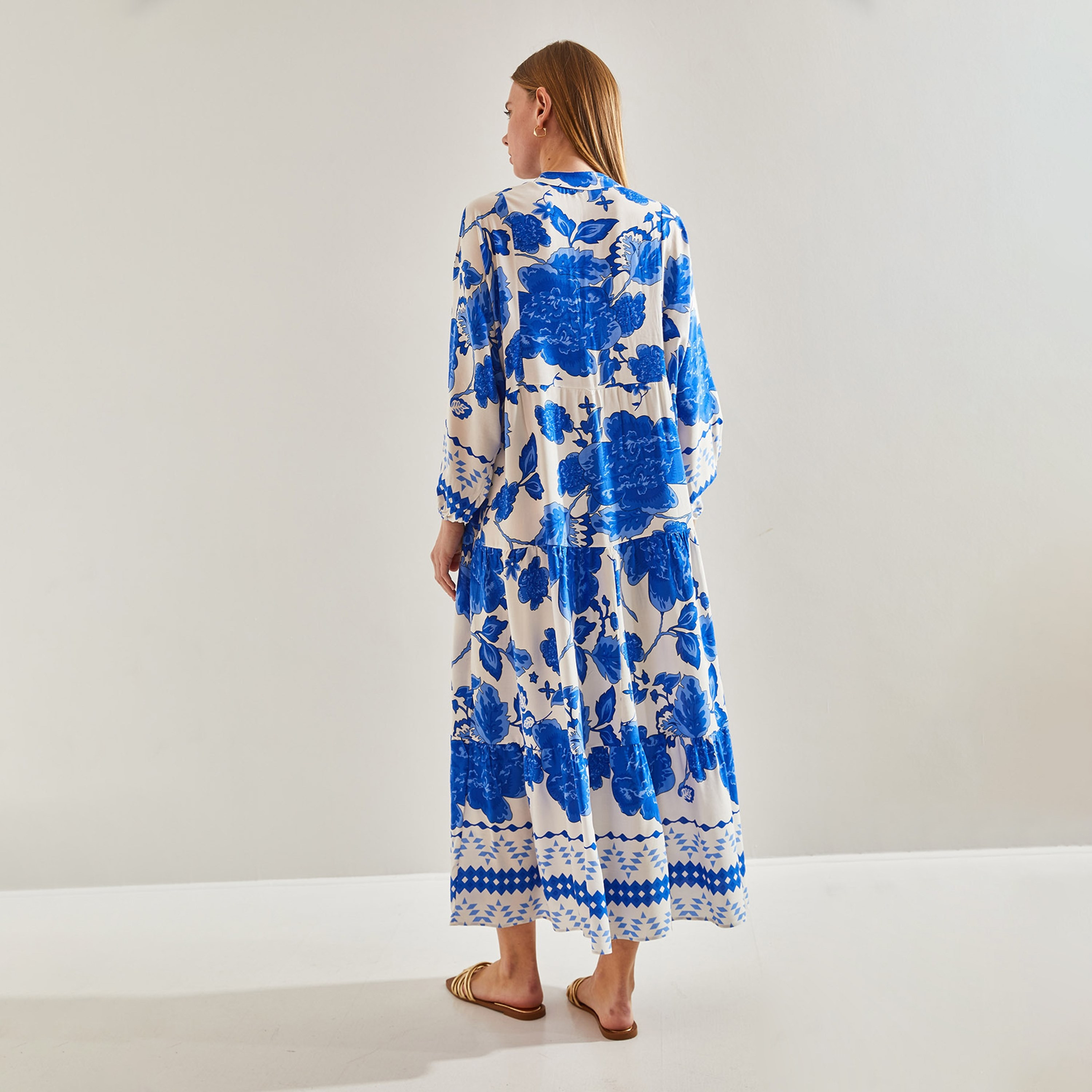 فستان ماكسي متعدد الطبقات بأكمام مرنة موتيفس ماندارين للنساء من بيانكو لوتشي-women-clothing-dresses-image-6