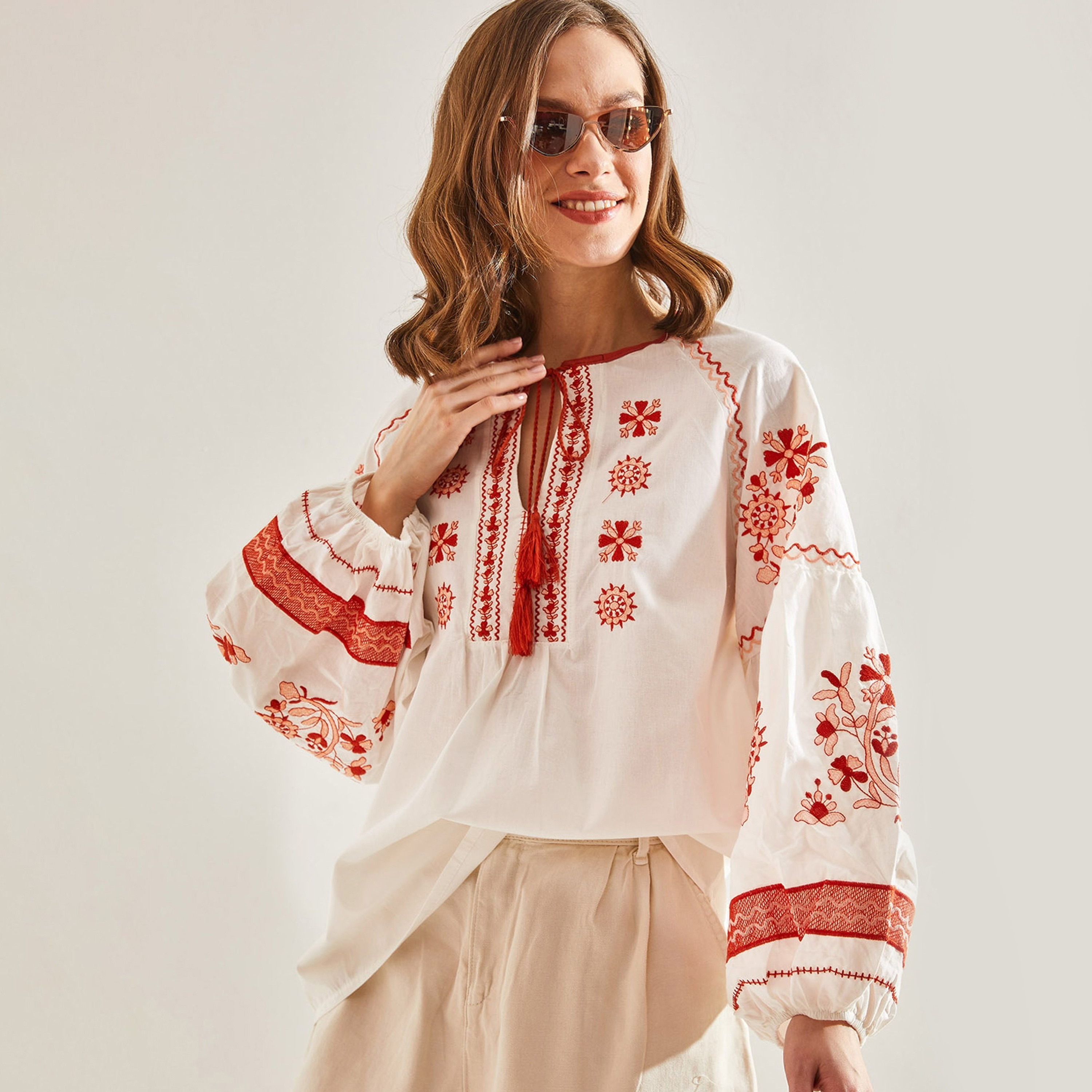 بلوزة نسائية بيضاء برباط وأكمام منفوخة مطرزة من بيانكو لوتشي-women-clothing-shirtsandblouses-blouses-image-1