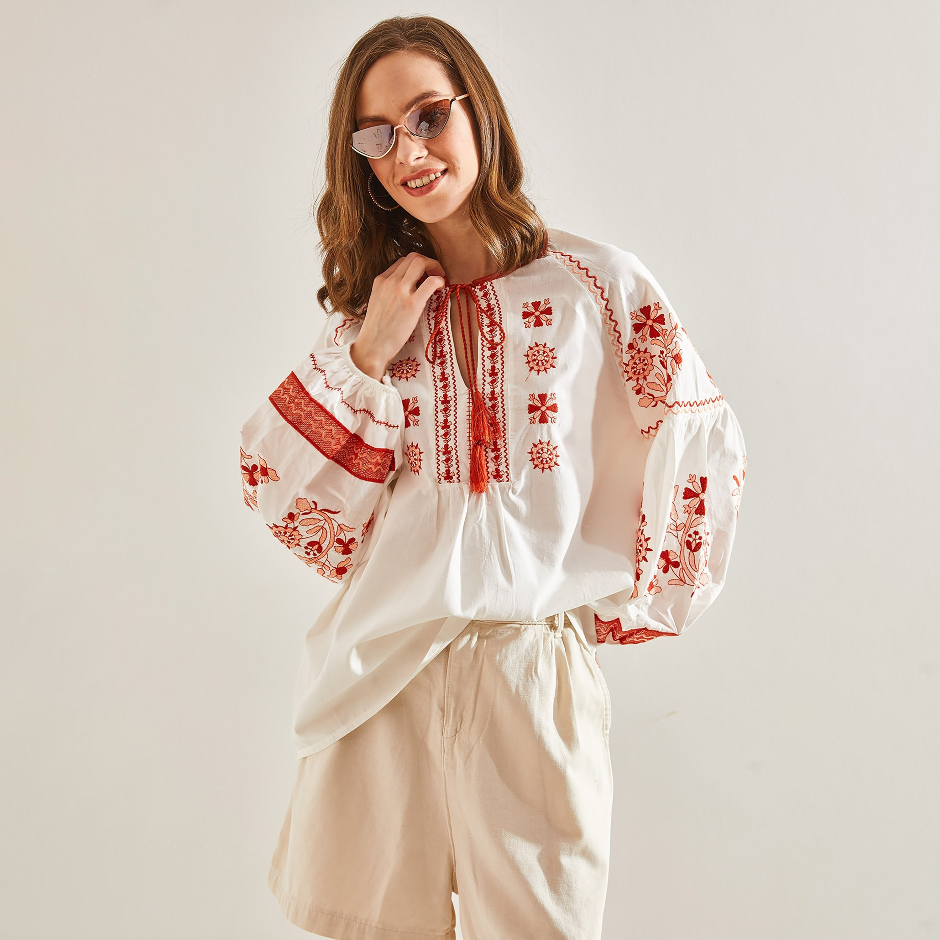 بلوزة نسائية بيضاء برباط وأكمام منفوخة مطرزة من بيانكو لوتشي-women-clothing-shirtsandblouses-blouses-image-2