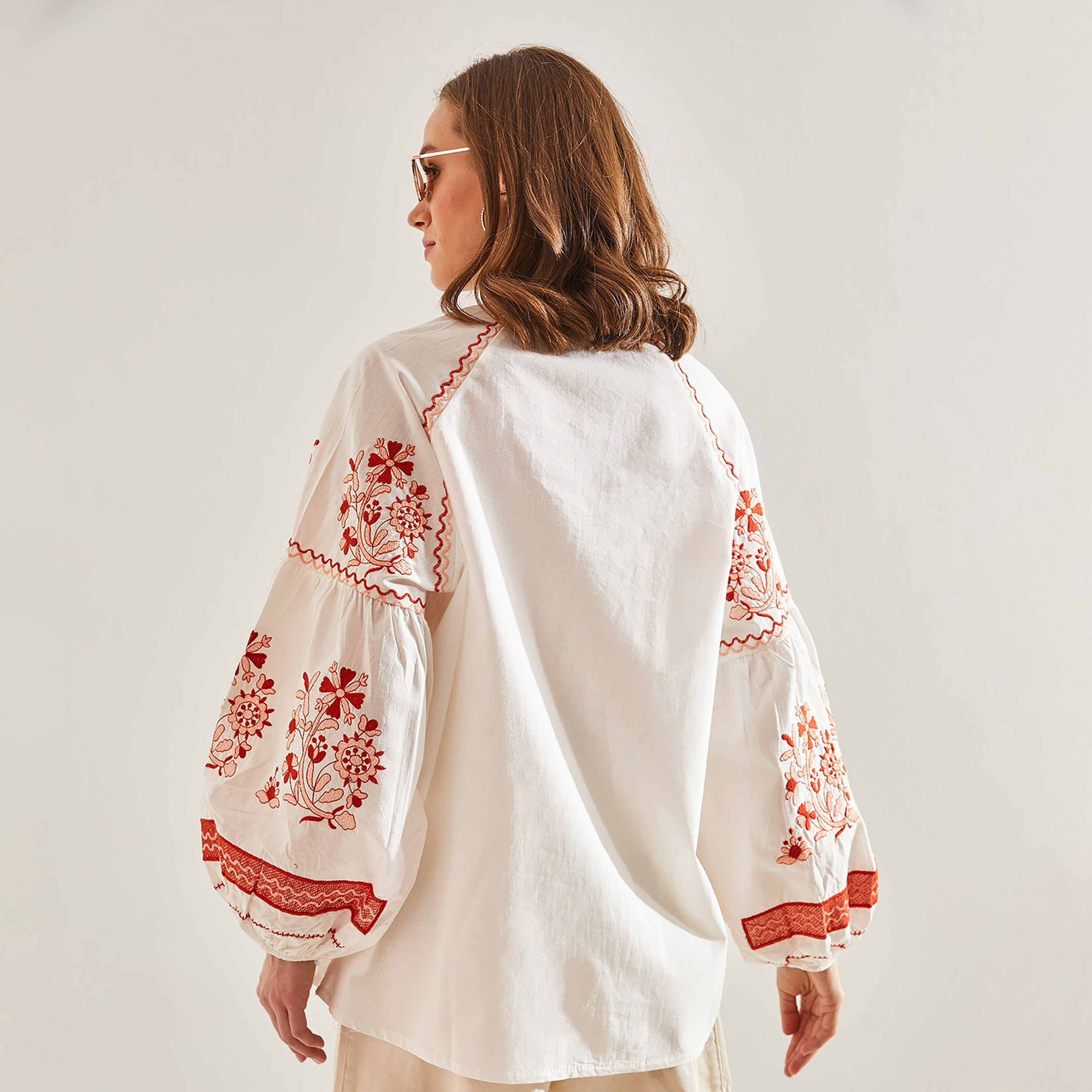 بلوزة نسائية بيضاء برباط وأكمام منفوخة مطرزة من بيانكو لوتشي-women-clothing-shirtsandblouses-blouses-image-3