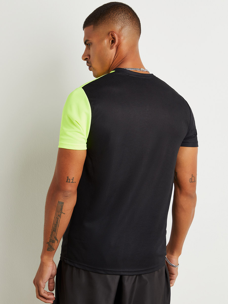 تيشيرت بتفاصيل شبكية وأكمام قصيرة-men-clothing-tshirtsandpolos-tshirts-image-4