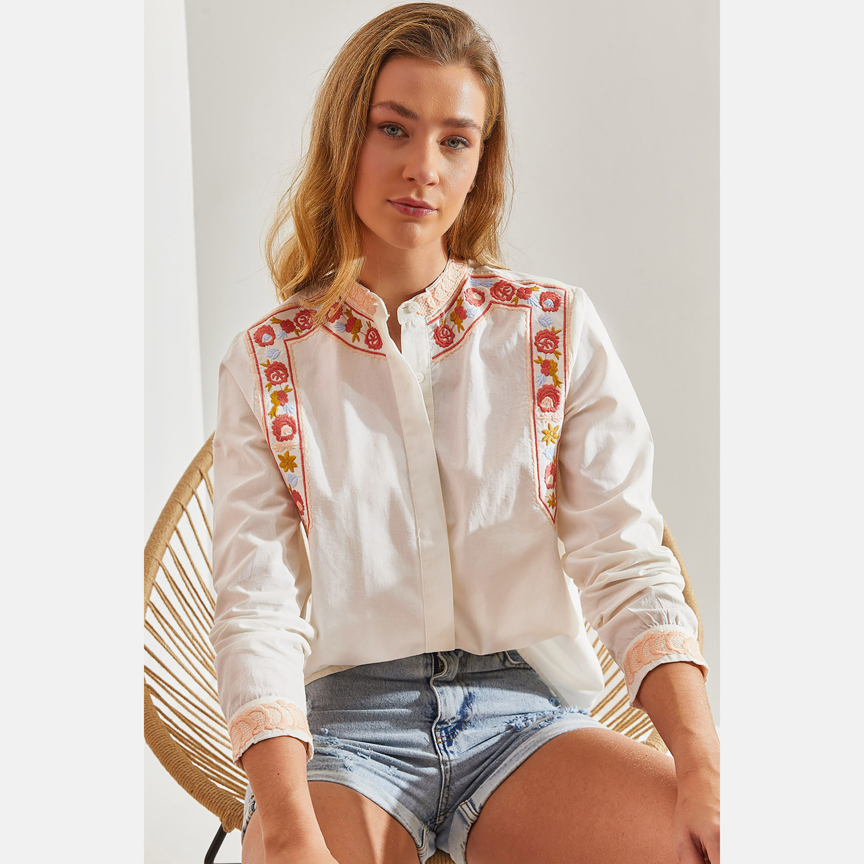 قميص نسائي باللون الأبيض بياقة ماندرين مطرزة من بيانكو لوتشي-women-clothing-shirtsandblouses-shirts-image-2