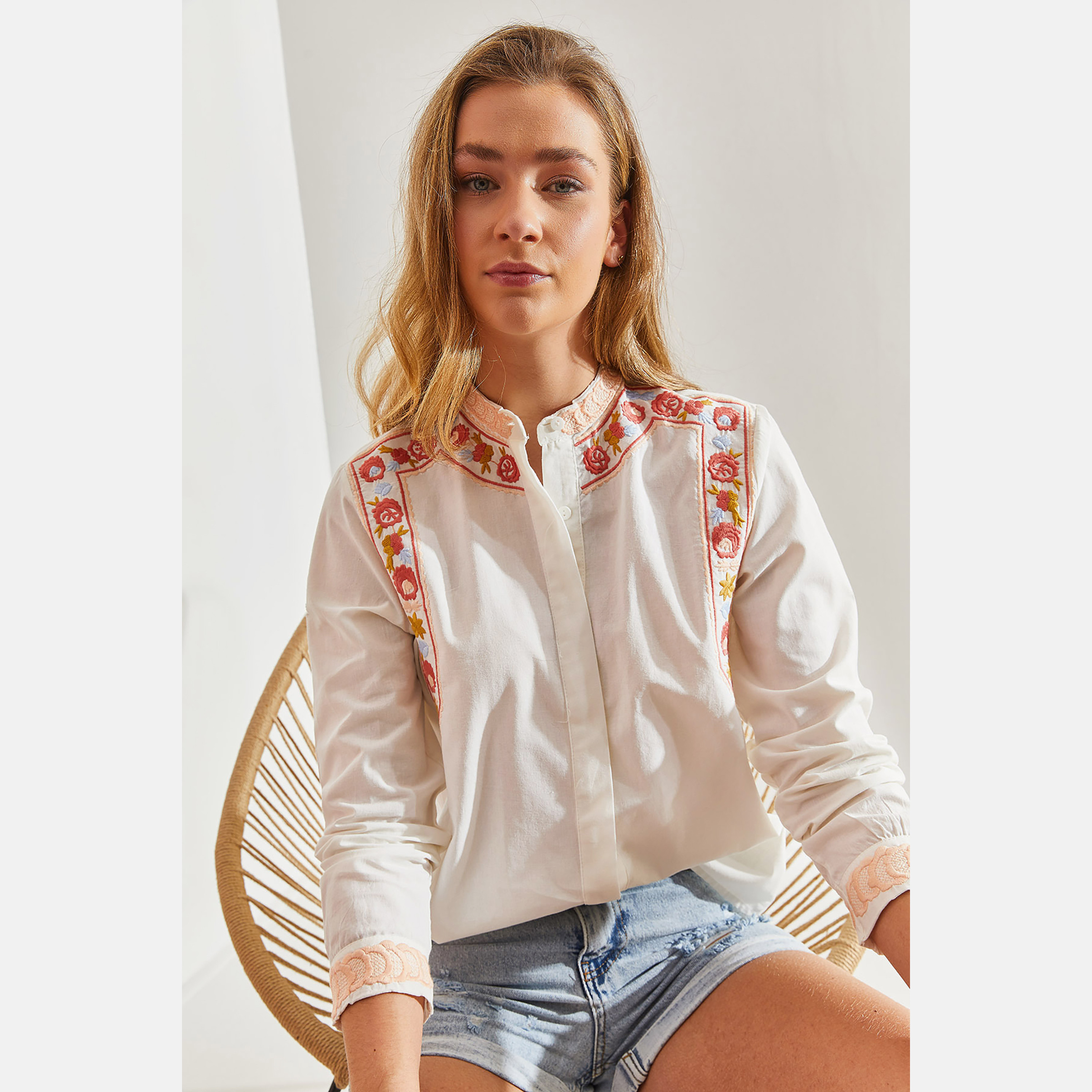 قميص نسائي باللون الأبيض بياقة ماندرين مطرزة من بيانكو لوتشي-women-clothing-shirtsandblouses-shirts-image-5