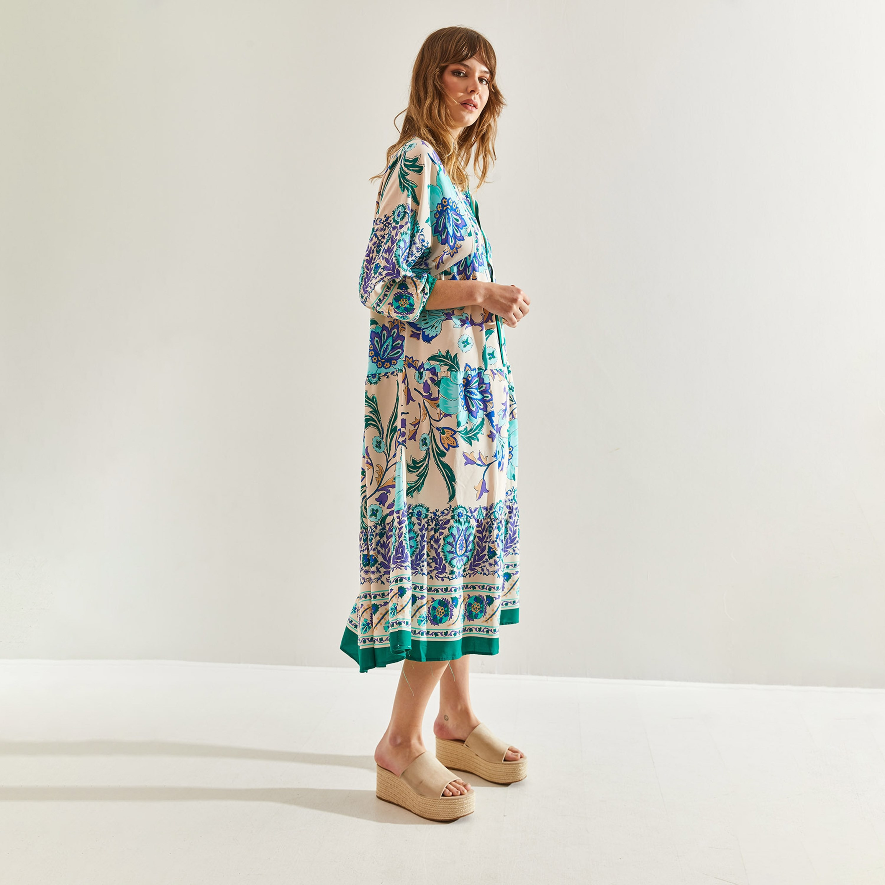 فستان متوسط الطول بأكمام مرنة وطبعة زهور من الماندرين للنساء من بيانكو لوتشي-women-clothing-dresses-image-3