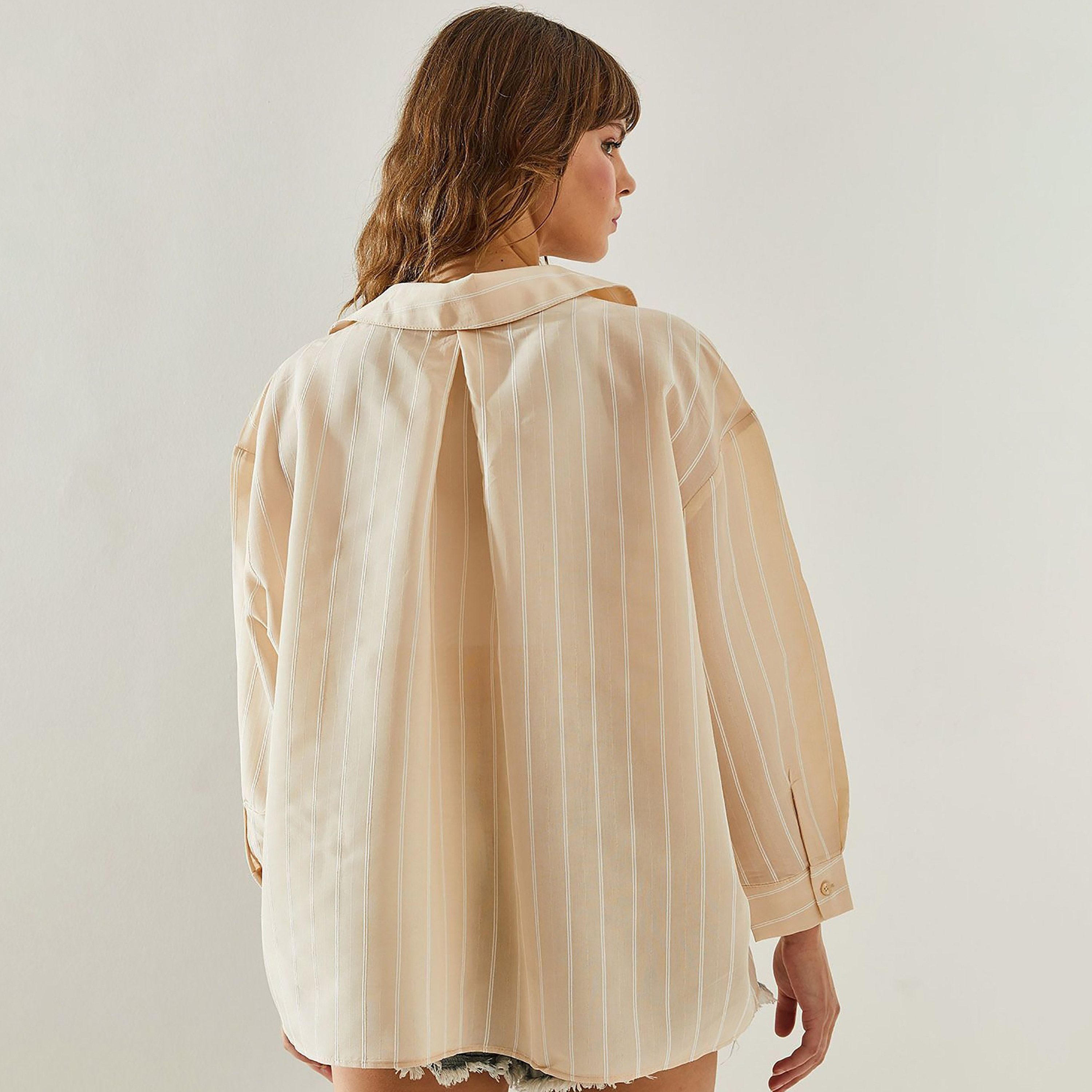 قميص نسائي مخطط بياقة وأكمام منسدلة باللون البيج من بيانكو لوتشي-women-clothing-shirtsandblouses-shirts-image-3
