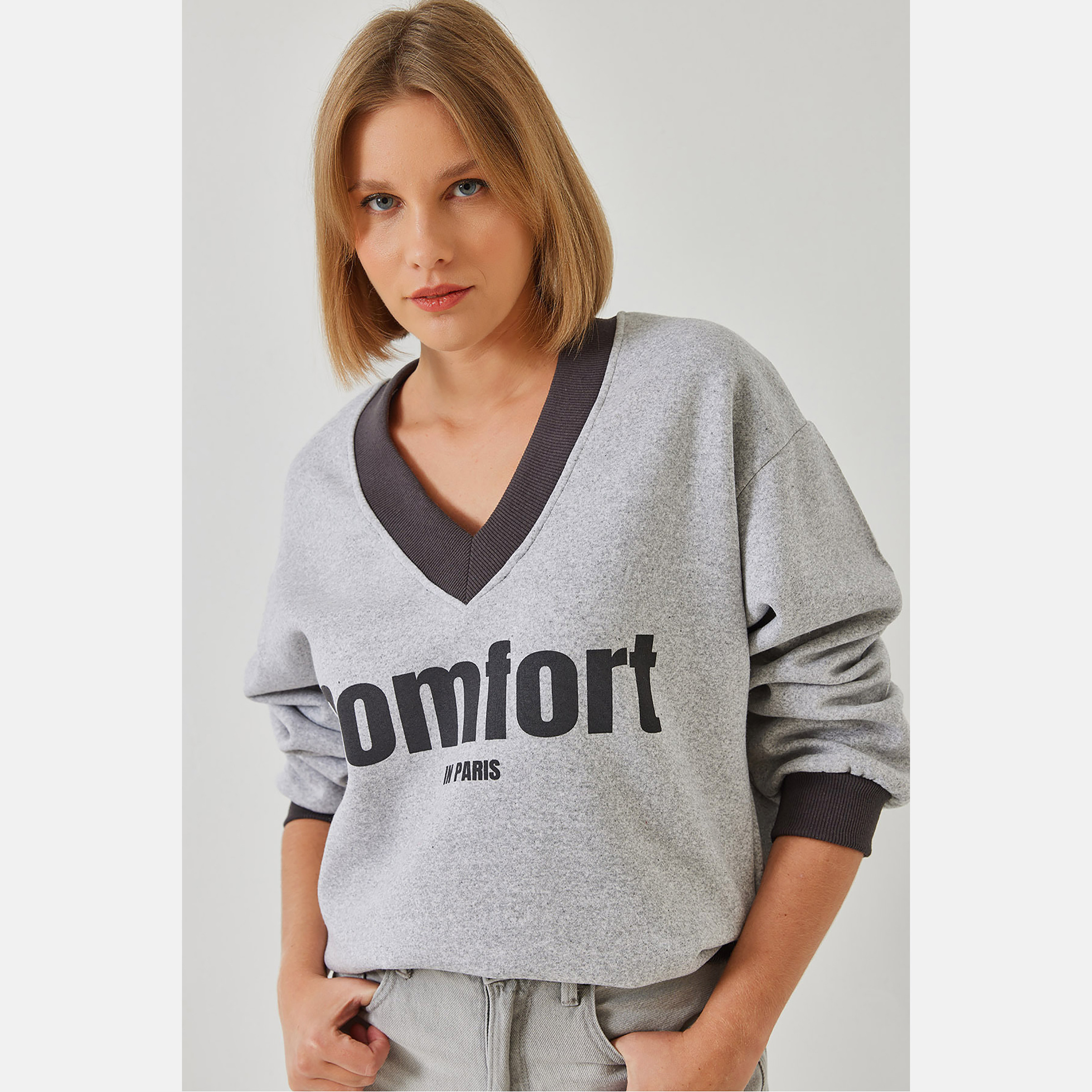 سويت شيرت نسائي باللون الرمادي بطبعة نص من بيانكو لوتشي-women-winterwear-hoodiesandsweatshirts-sweatshirts-image-1