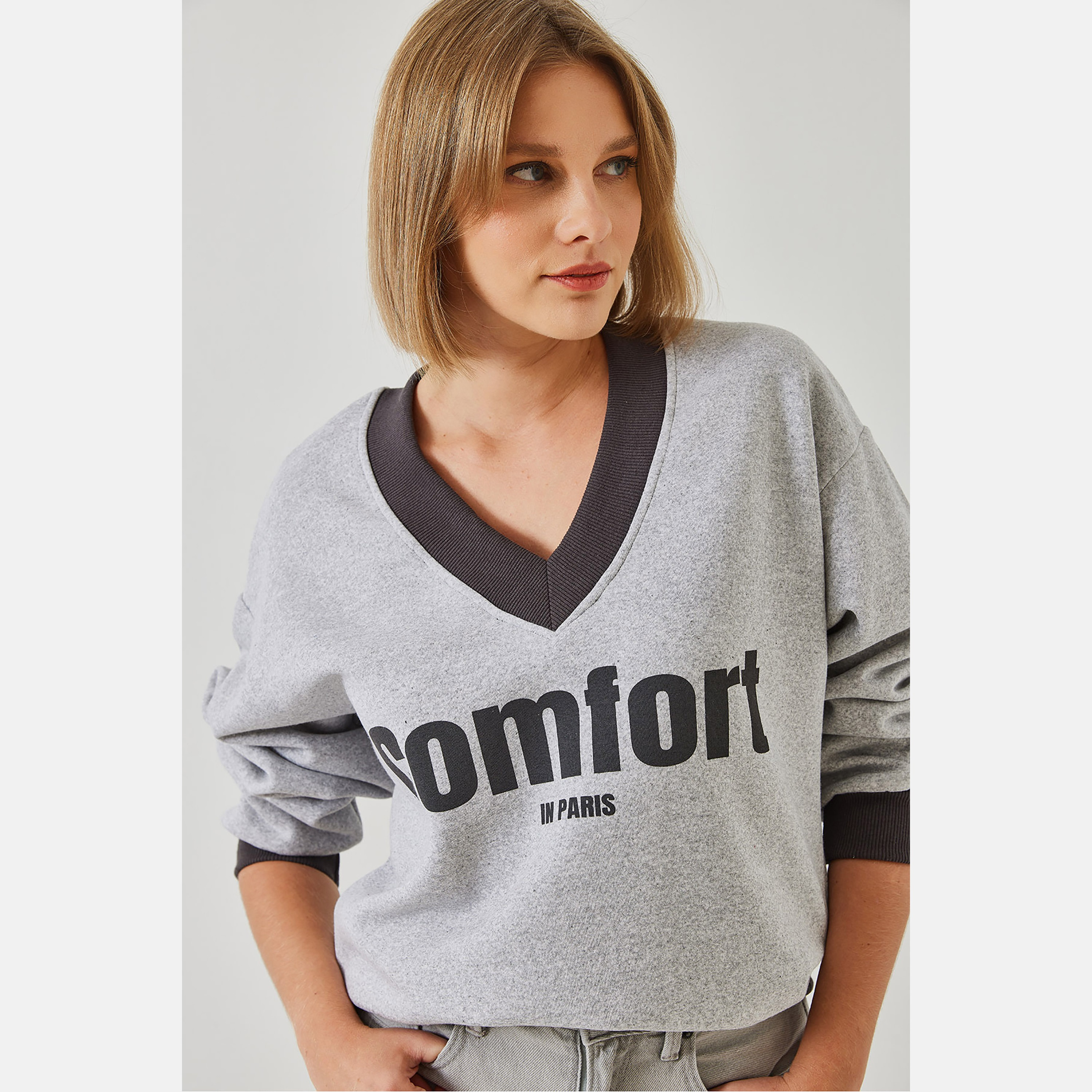 سويت شيرت نسائي باللون الرمادي بطبعة نص من بيانكو لوتشي-women-winterwear-hoodiesandsweatshirts-sweatshirts-image-2