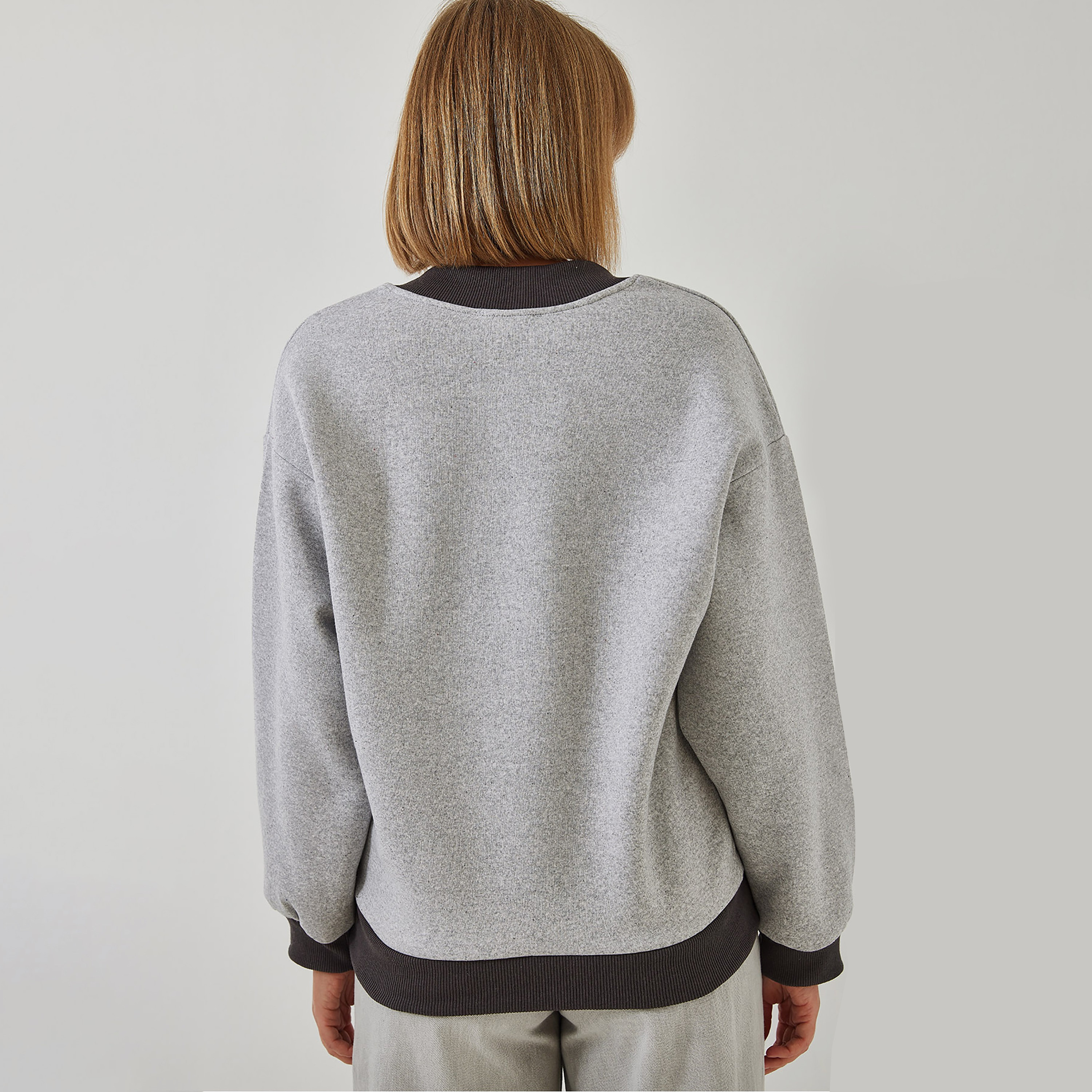 سويت شيرت نسائي باللون الرمادي بطبعة نص من بيانكو لوتشي-women-winterwear-hoodiesandsweatshirts-sweatshirts-image-3
