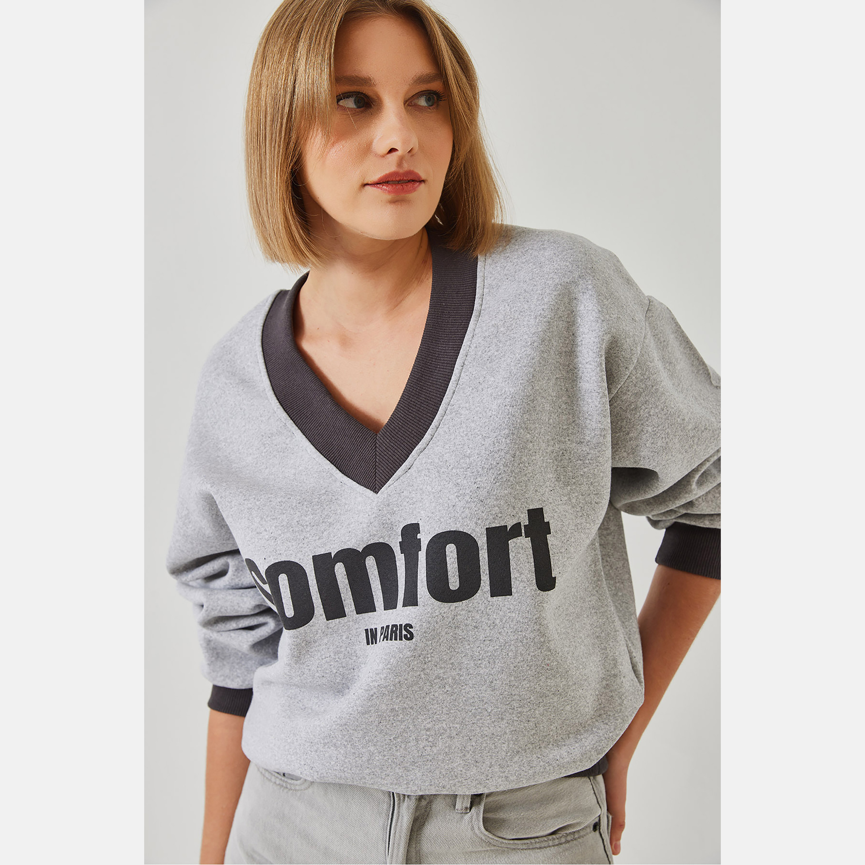 سويت شيرت نسائي باللون الرمادي بطبعة نص من بيانكو لوتشي-women-winterwear-hoodiesandsweatshirts-sweatshirts-image-4