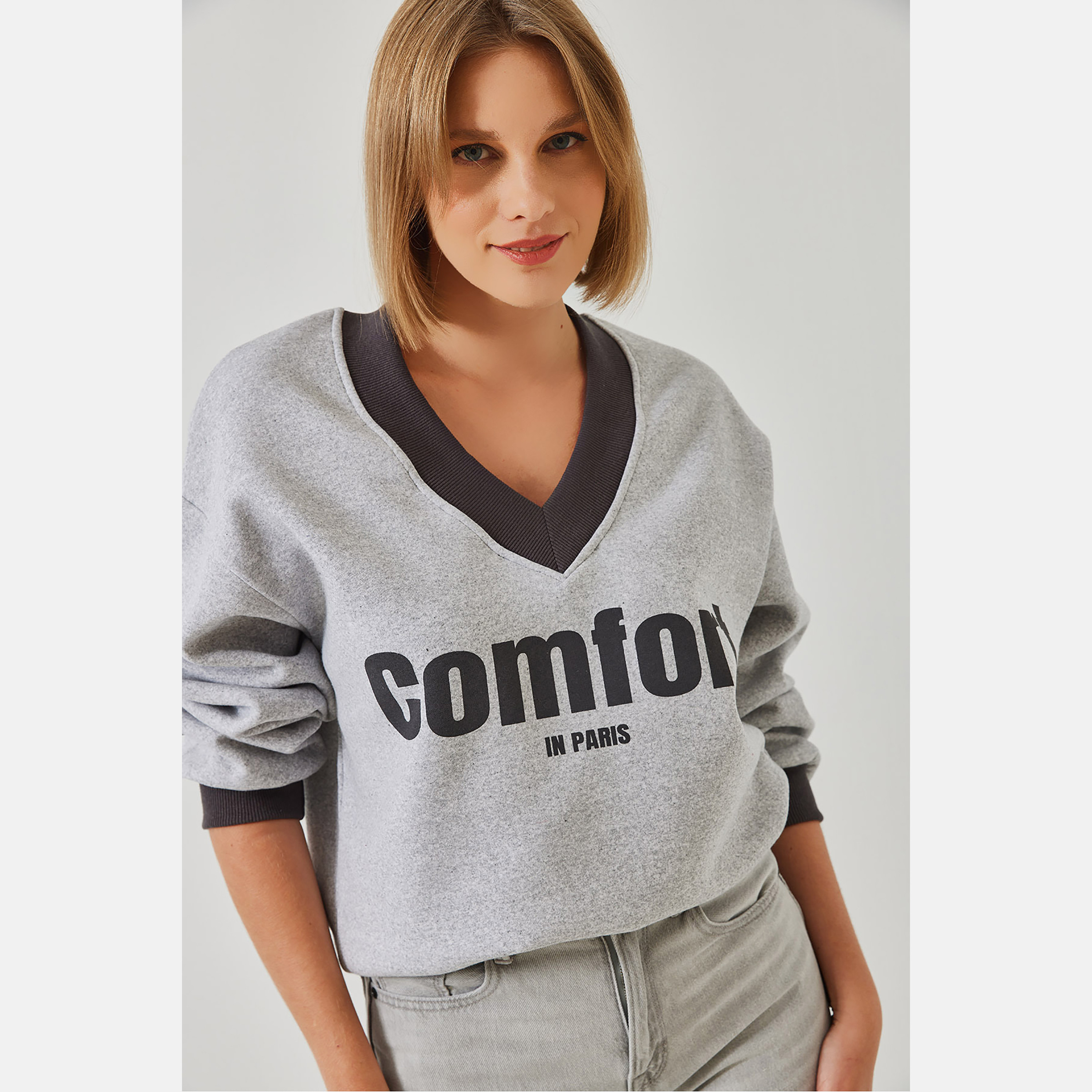 سويت شيرت نسائي باللون الرمادي بطبعة نص من بيانكو لوتشي-women-winterwear-hoodiesandsweatshirts-sweatshirts-image-5