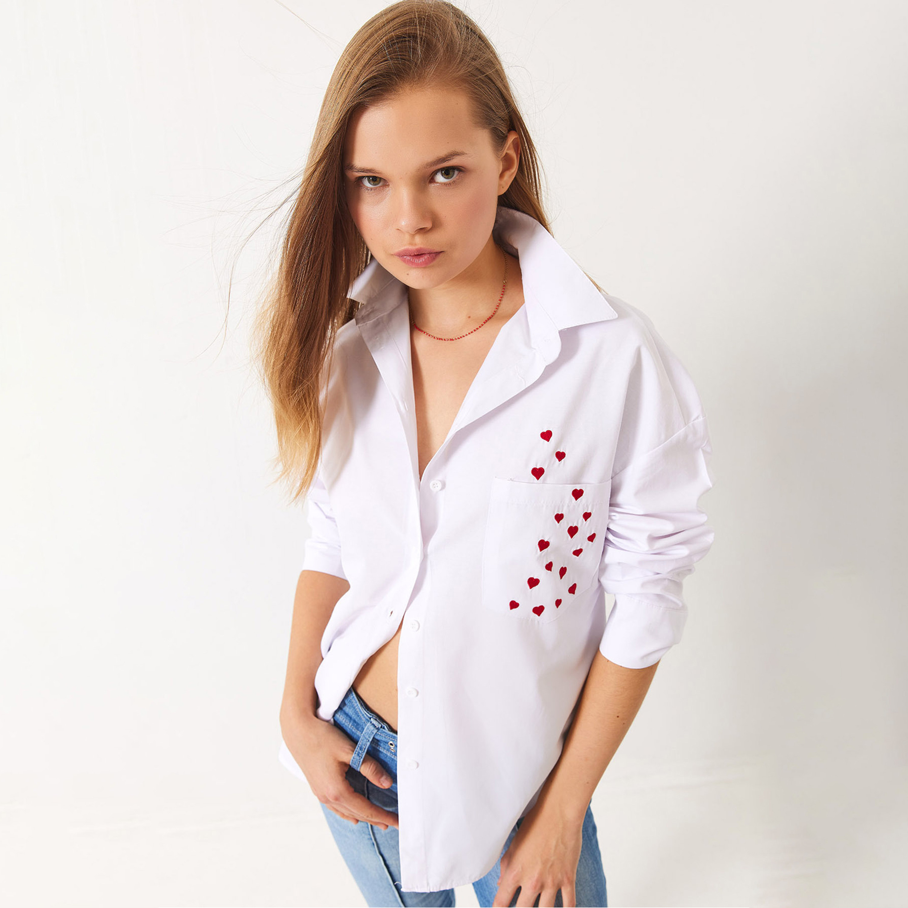 قميص نسائي باللون الأبيض بياقة وتطريز قلب من بيانكو لوتشي-women-clothing-shirtsandblouses-shirts-image-2