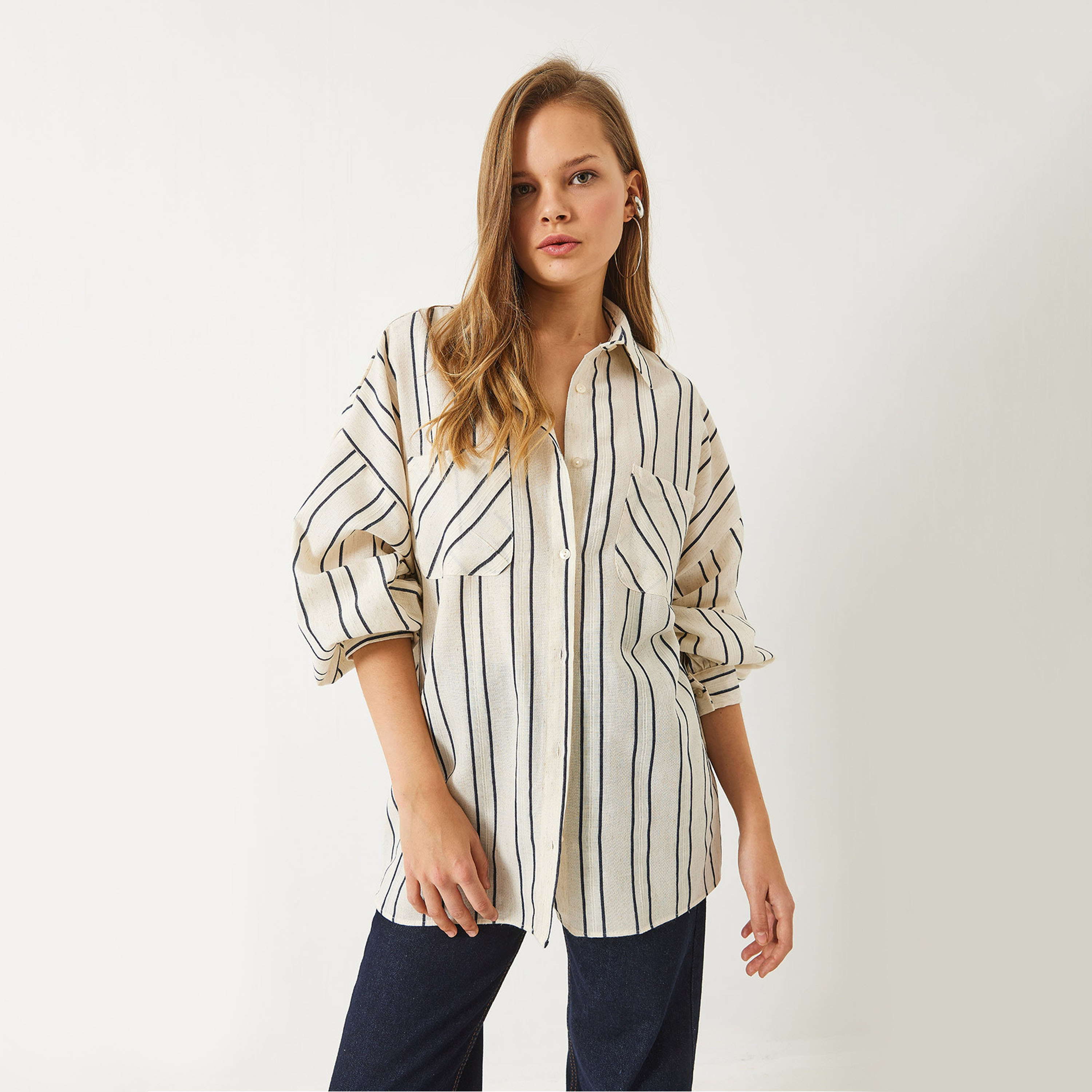 قميص نسائي من الكتان مخطط، بأكمام بالون منسدلة، كريمي من بيانكو لوتشي-women-clothing-shirtsandblouses-shirts-image-1