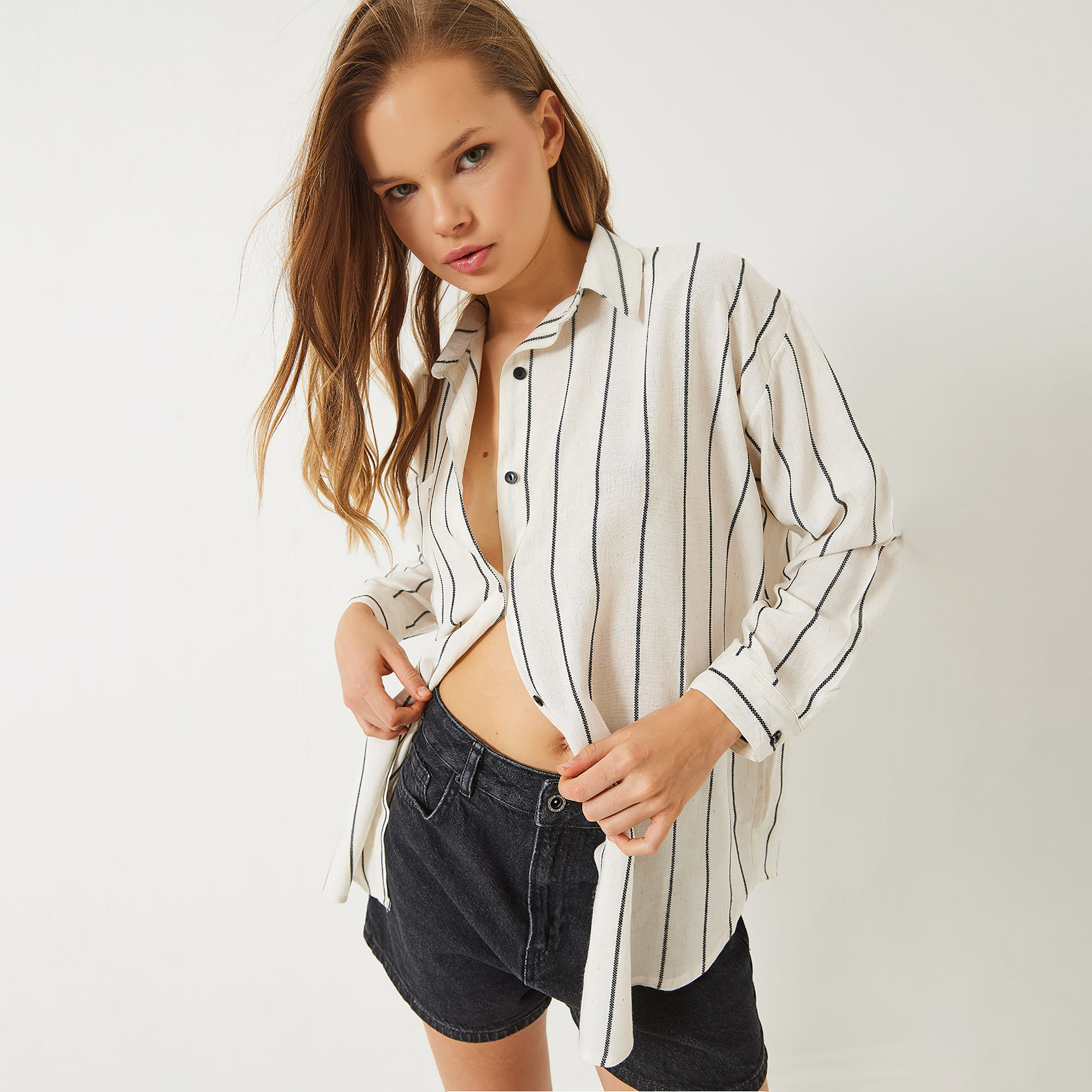 قميص نسائي كتان مخطط وياقة "سبريد" وأكمام "دروب شولدر" - أبيض من بيانكو لوتشي-women-clothing-shirtsandblouses-shirts-image-2